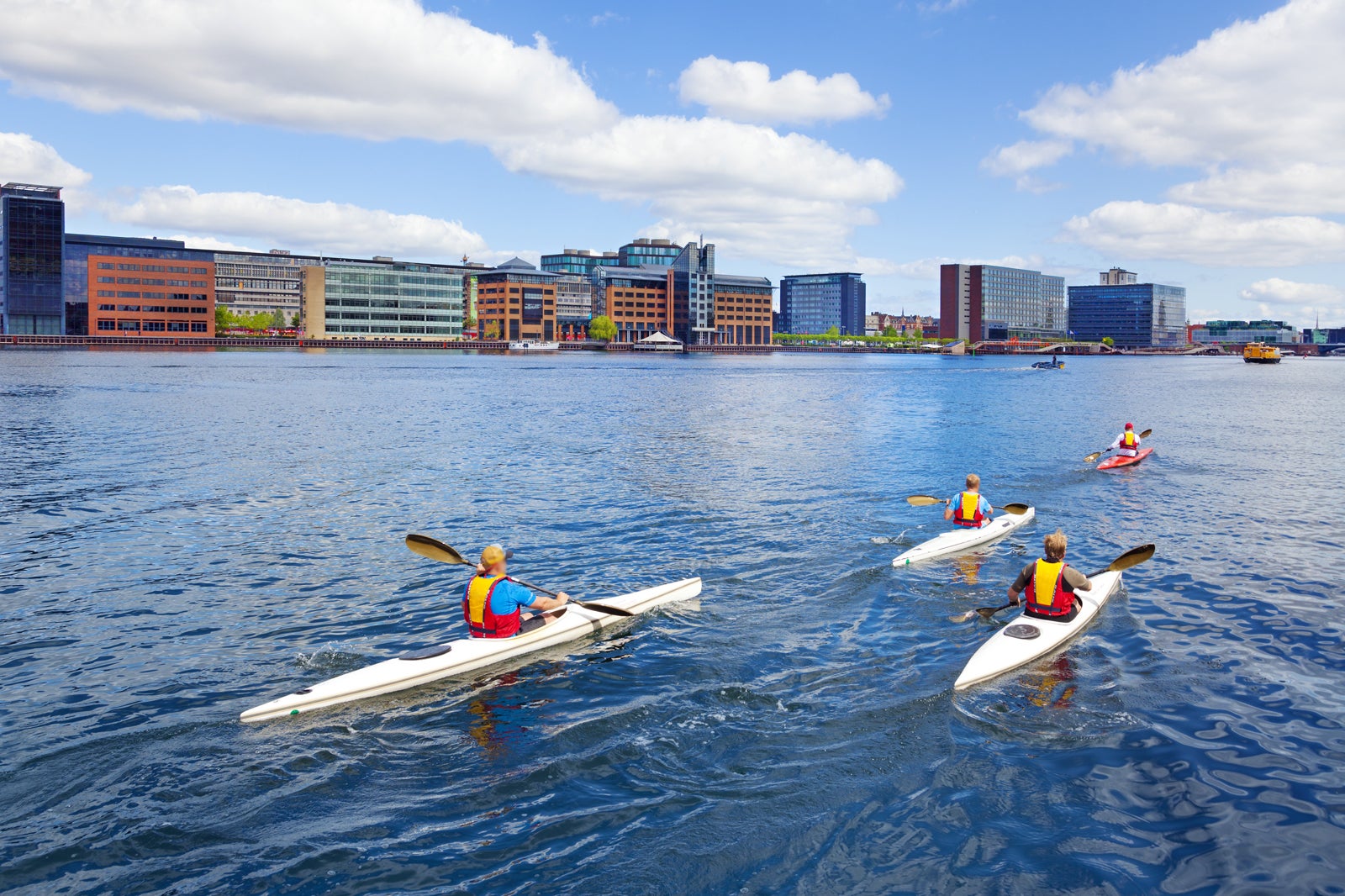 کایاک سواری در بندر - Kayaking in the harbor