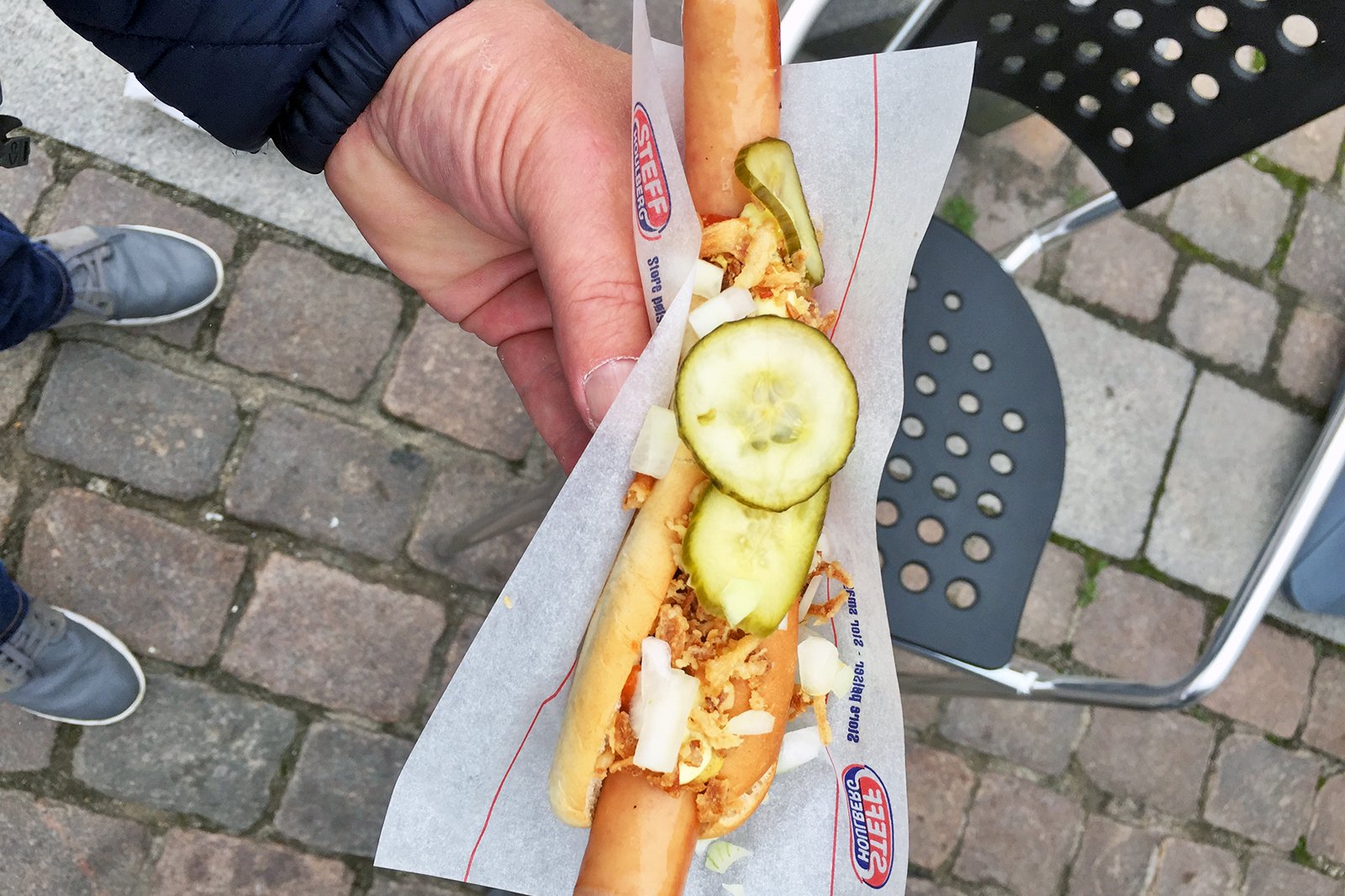 خوردن یک هات داگ دانمارکی - Munch on a Danish hotdog