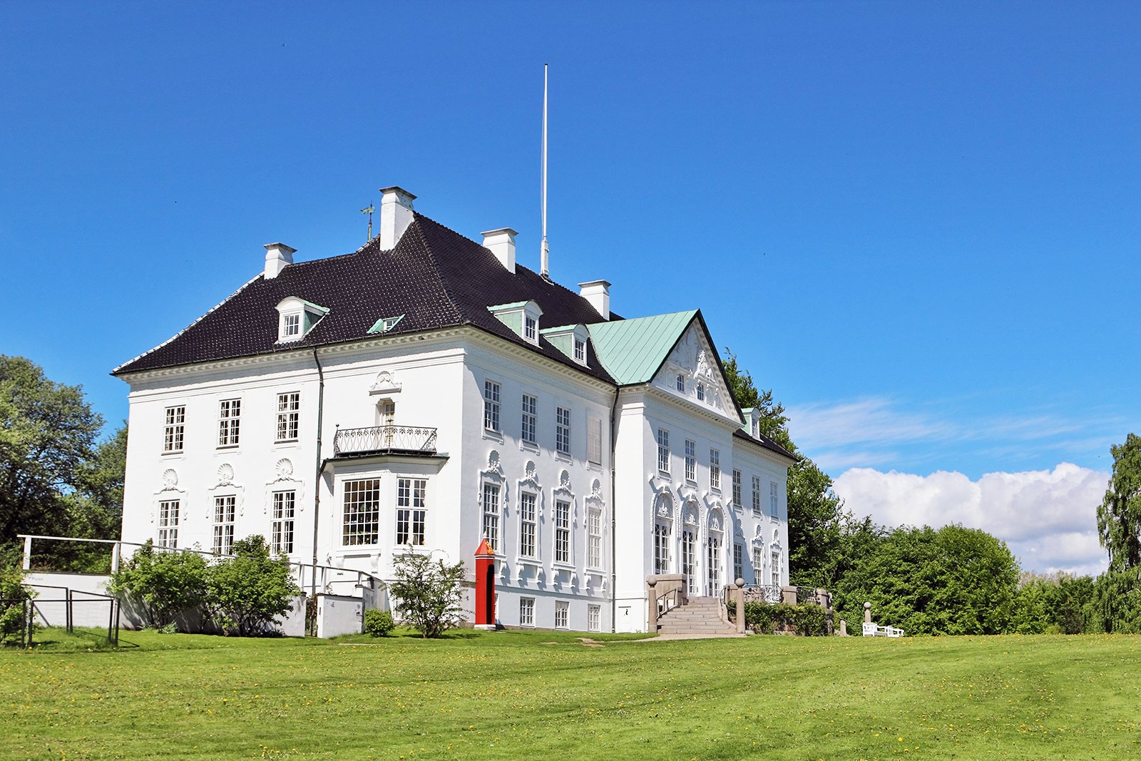 تغییر نگهبان در کاخ مارسلیسبورگ - The changing of the guard at Marselisborg Palace