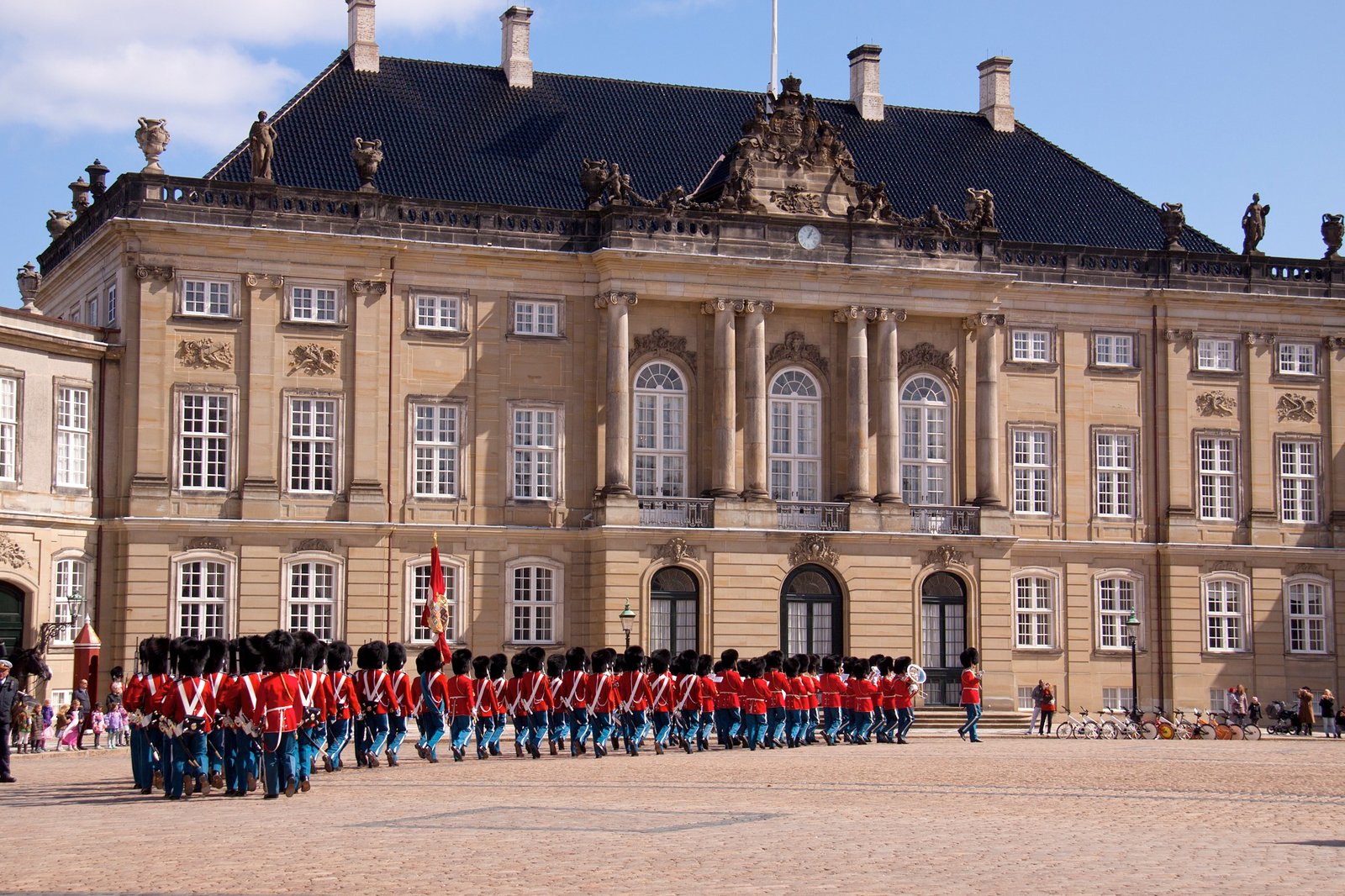 تغییر نگهبان در کاخ آمالینبورگ - Changing of the guard at Amalienborg Palace