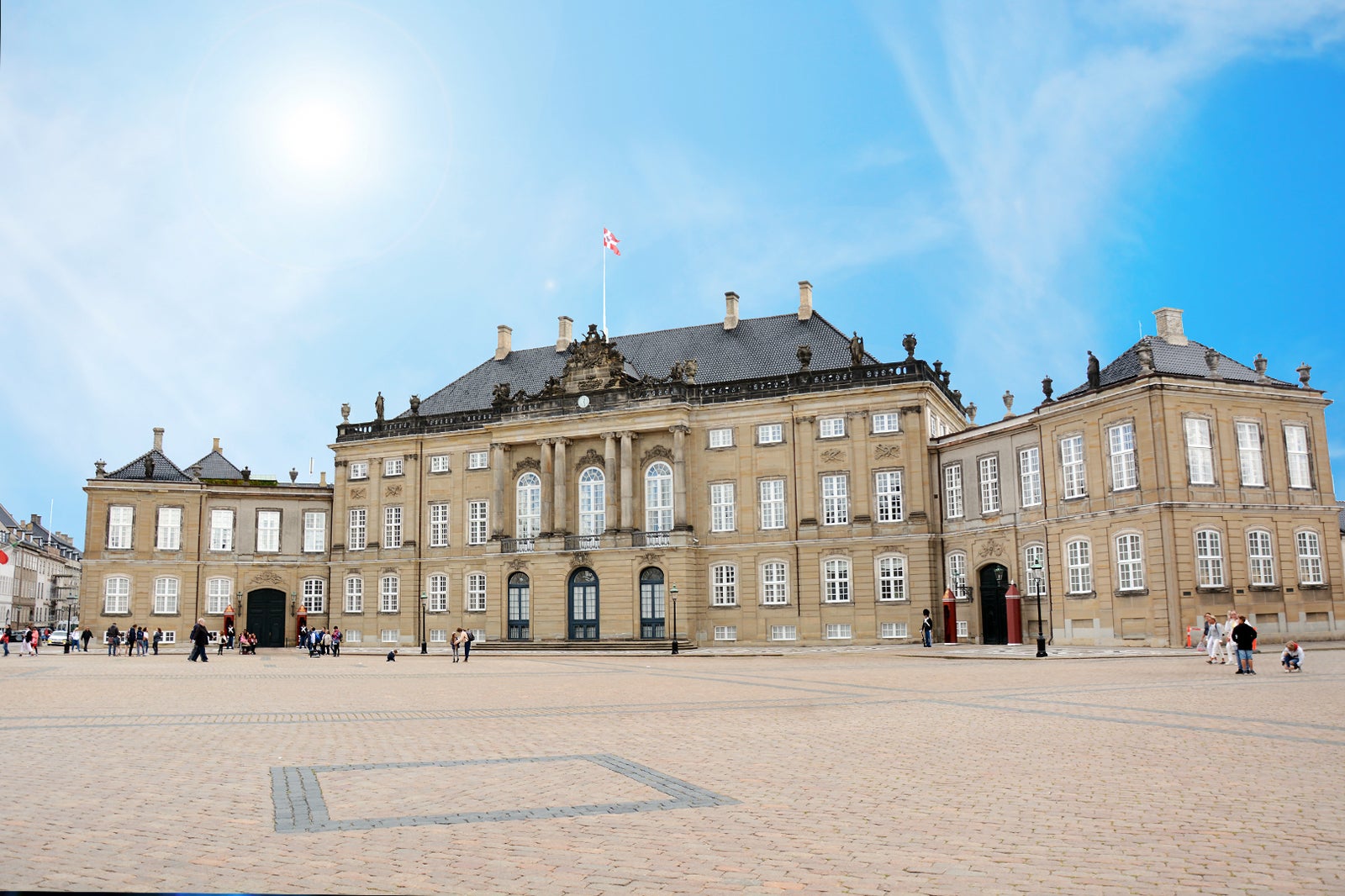 کاخ آملینبورگ - Amalienborg Palace