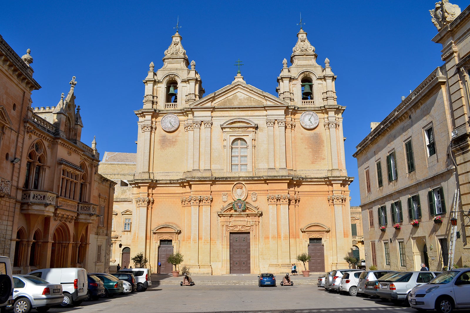 دخمه ها و کلیسای جامع در مدینا - Catacombs and cathedral in Mdina