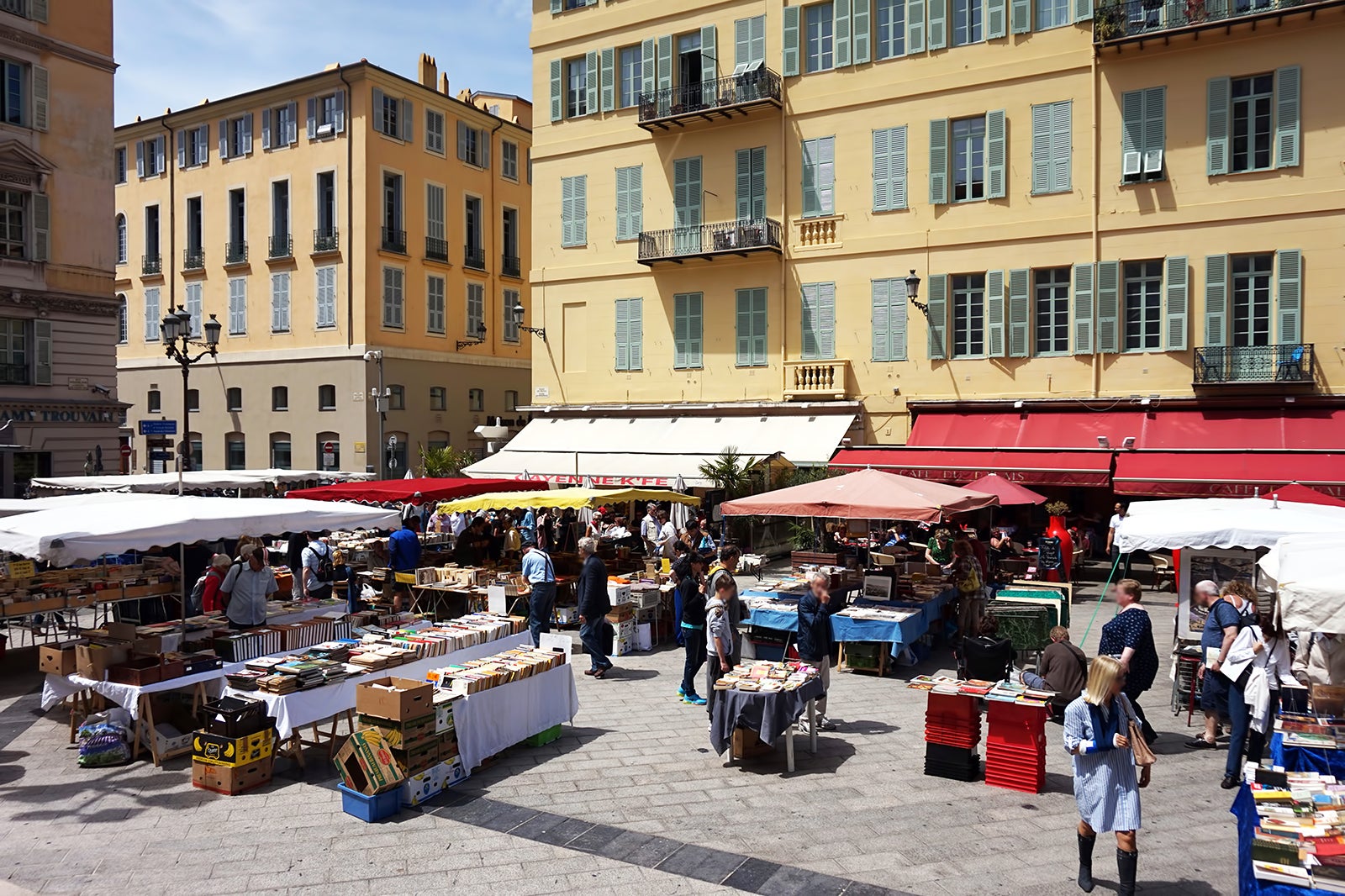 بازارها در میدان کاخ عدالت - Markets in Palais de Justice Square