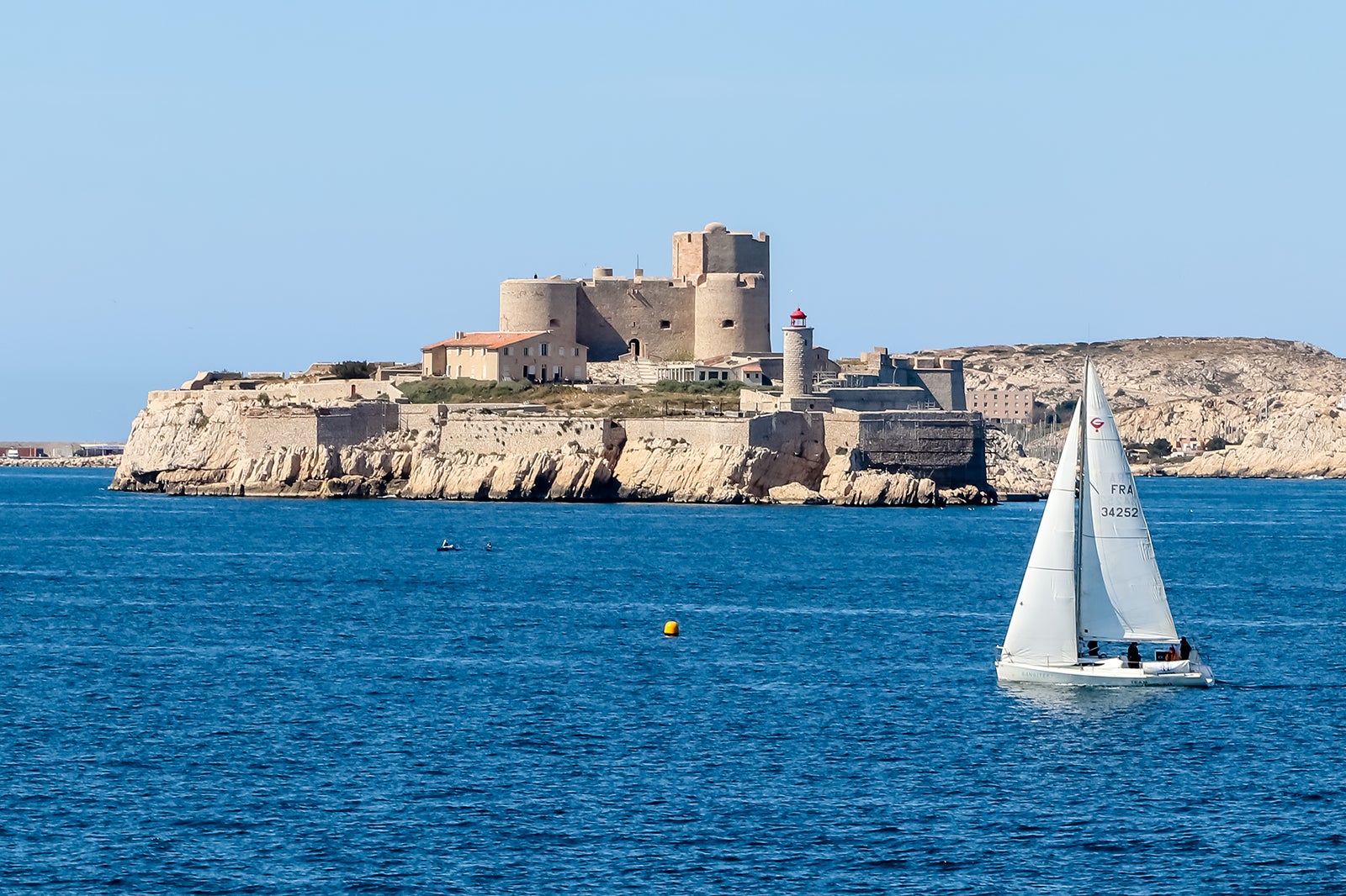 در امتداد ساحل بادبانی کنید - Sail along the coast