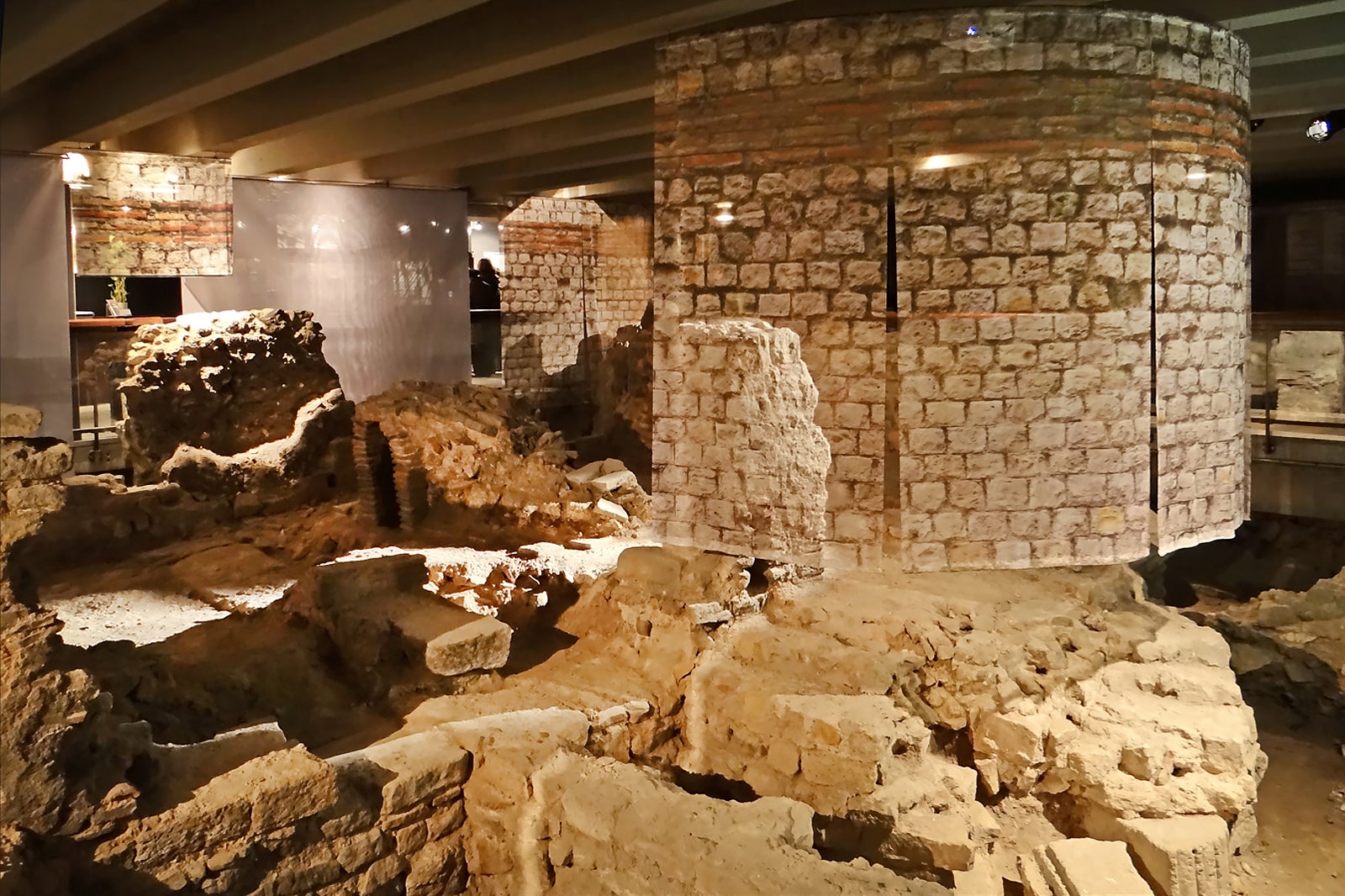 دخمه باستان شناسی Île de la Cité - Archeological crypt of the Île de la Cité