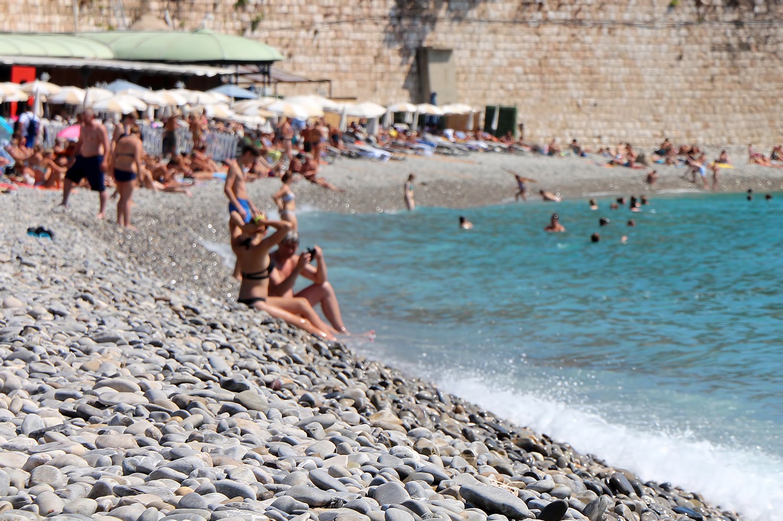 انتظار سواحل شنی در نیس - Expecting sandy beaches in Nice