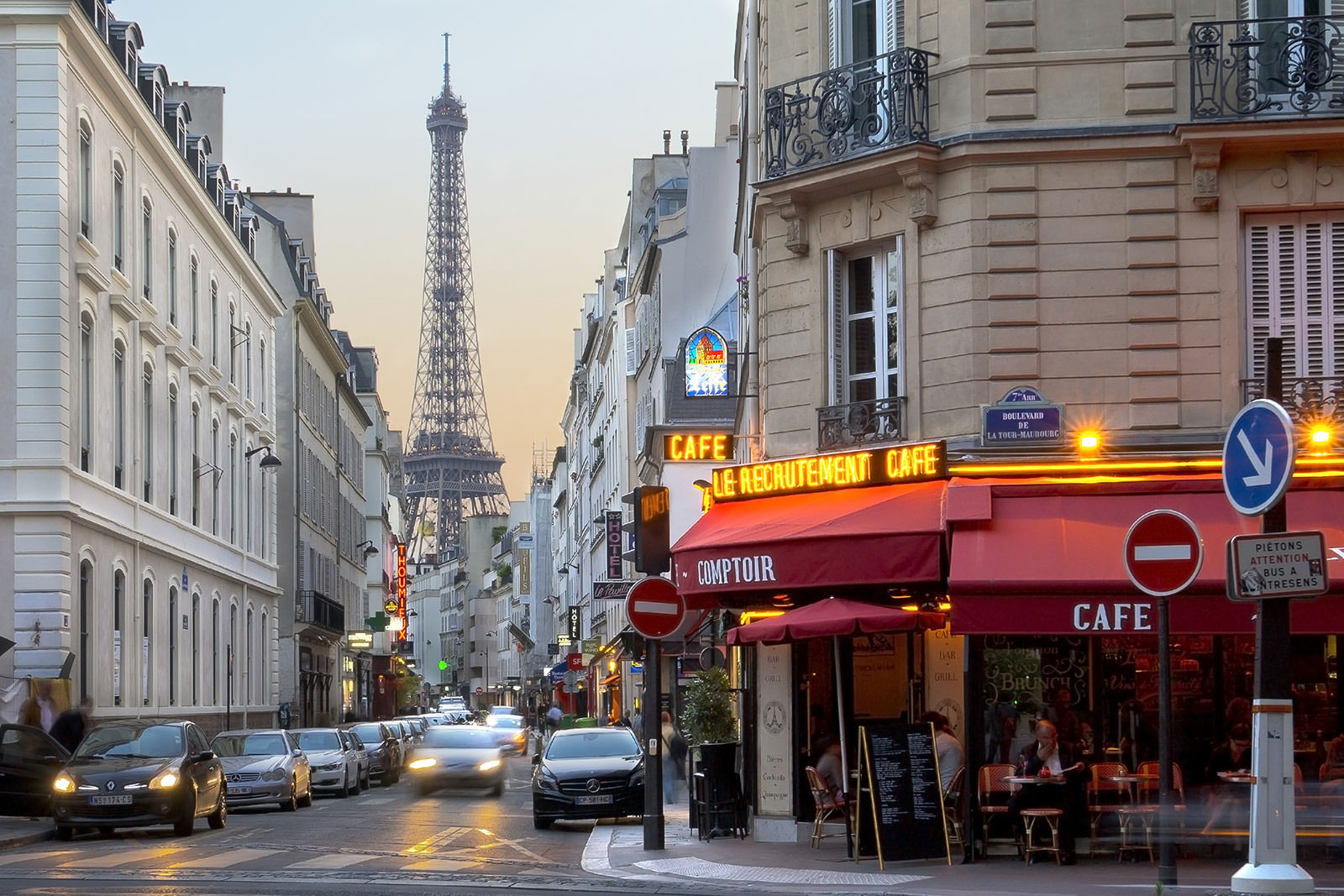 یک تراس کافه کلاسیک پاریسی - A classic Parisian café terrace