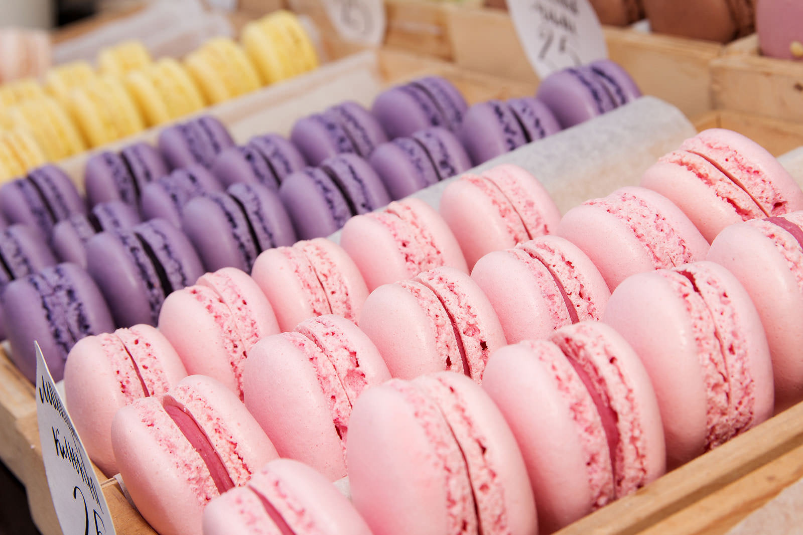 ماکارون در یک شیرینی فروشی به نمایش گذاشته شده است - Macaroons on display in a pastry shop