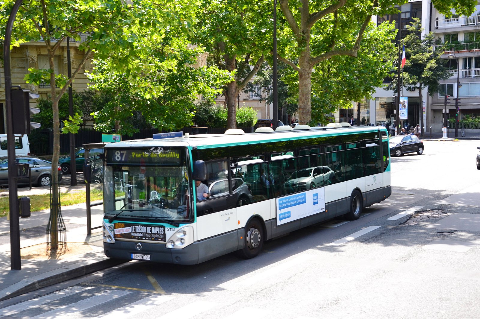 به جای مترو سوار اتوبوس شوید - Take the bus instead of the metro