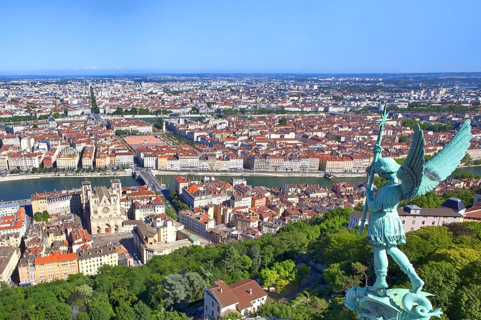 غروب خورشید را از بالای تپه Fourviere تماشا کنید - Catch the sunset from the top of the Fourviere Hill