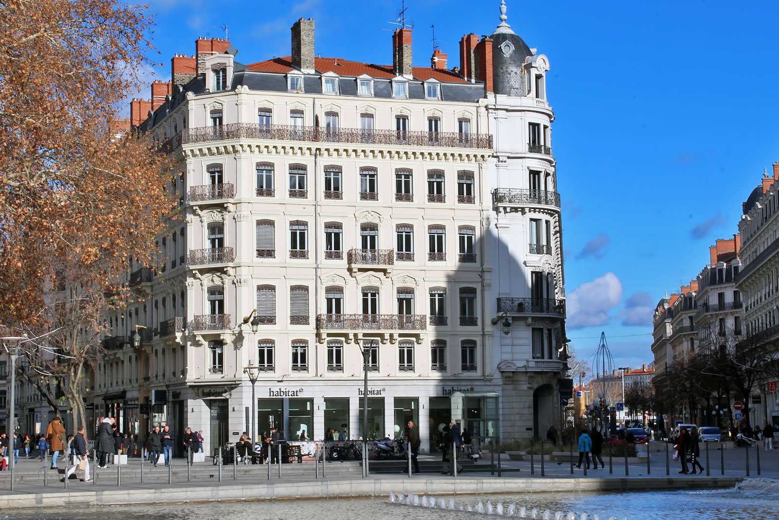 به خرید ویترینی در Rue de la République بروید - Go window shopping on Rue de la République