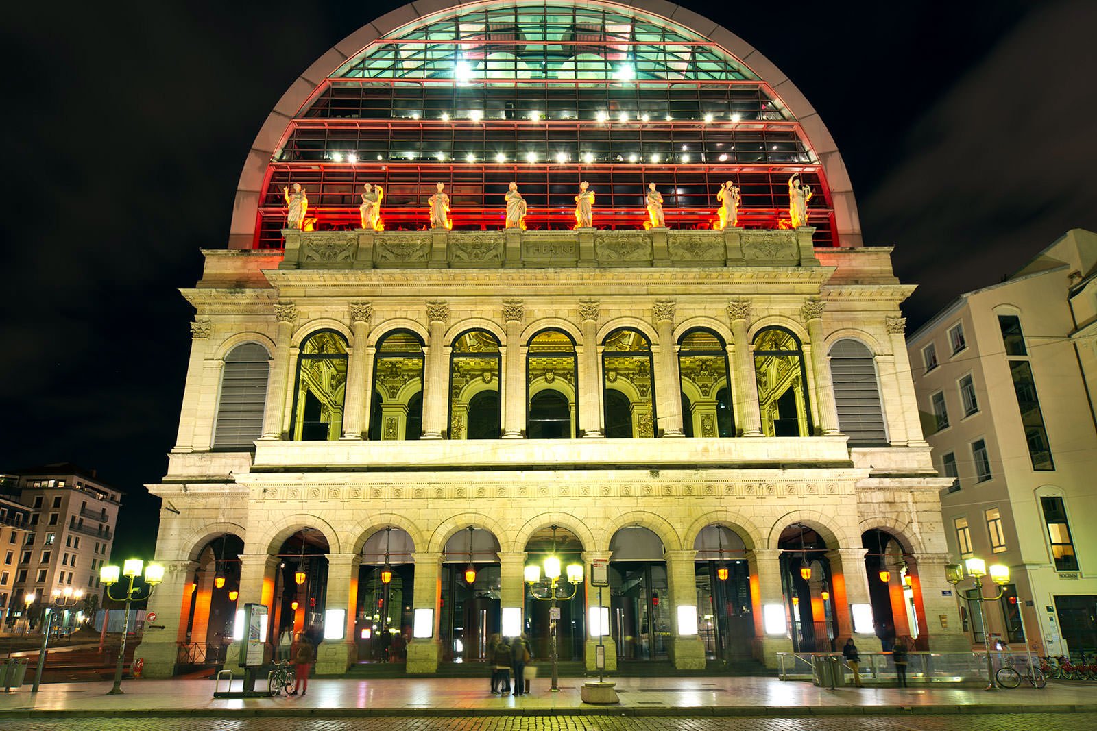 نمایشی را در اپرای لیون تماشا کنید - Watch a show at the Lyon Opera