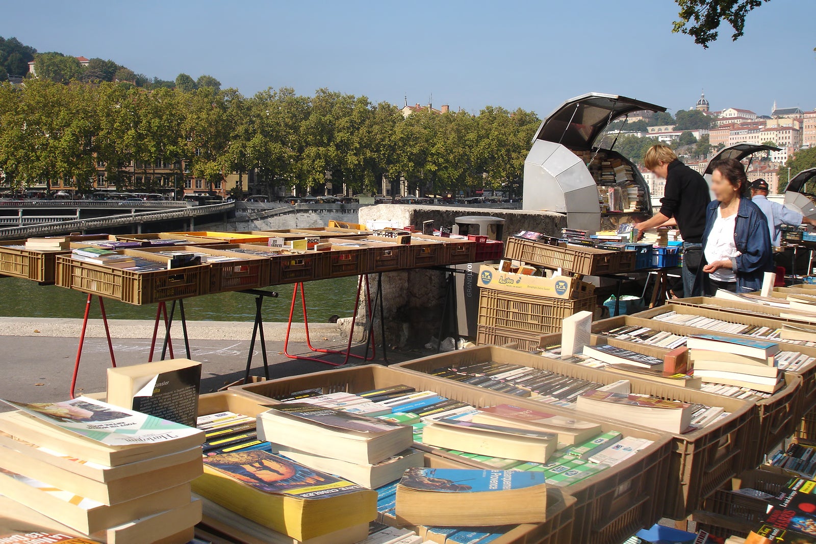 بازار Bouquinistes - Marché aux Bouquinistes