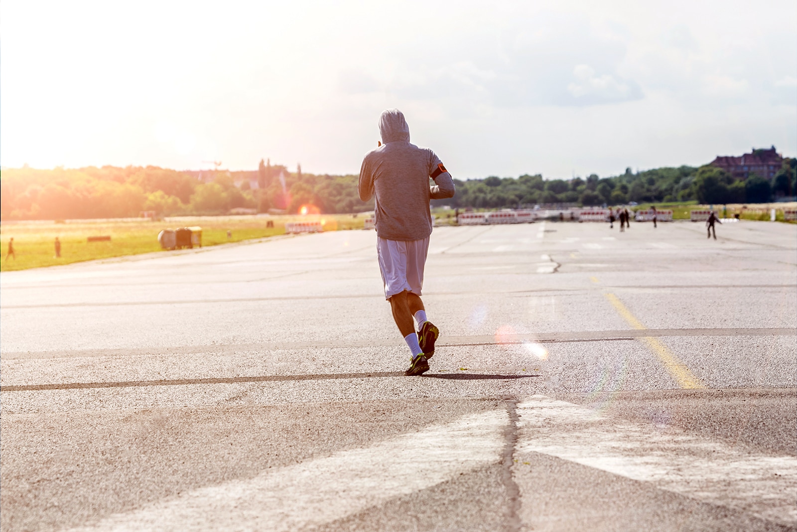 در باند فرودگاه در پارک قدم بزنید - Take a walk in the park on a runway