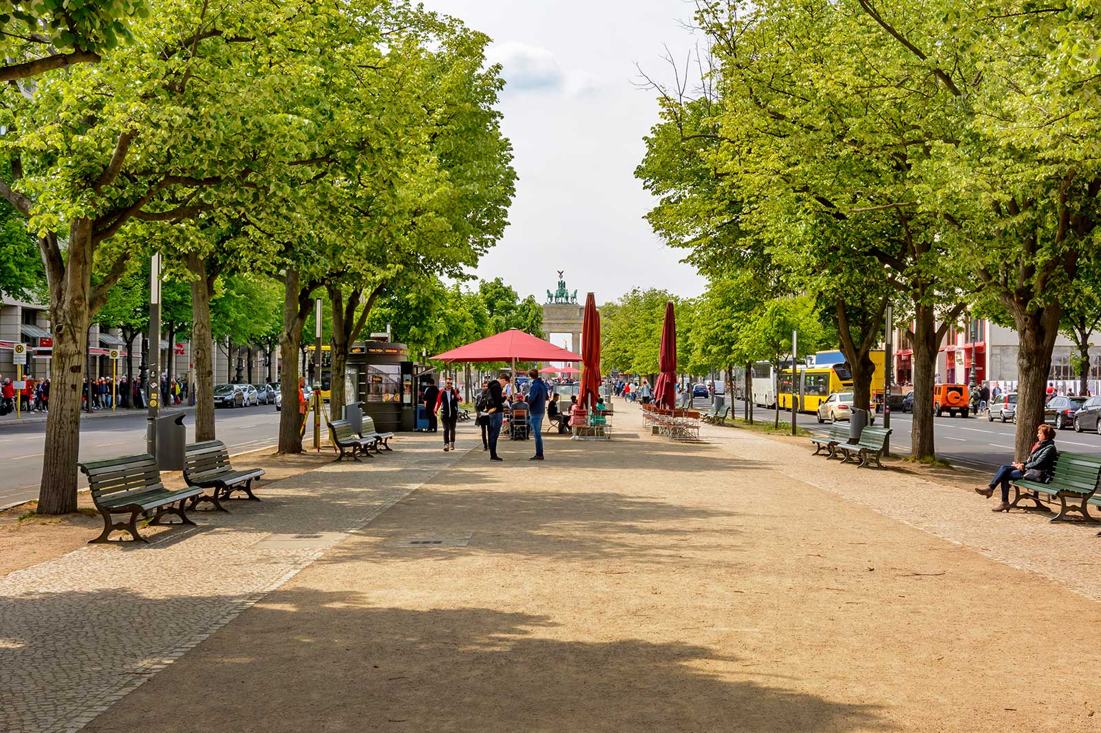 بلوار Unter den Linden از دروازه براندنبورگ تا جزیره موزه - Boulevard Unter den Linden from Brandenburg Gate to Museum Island