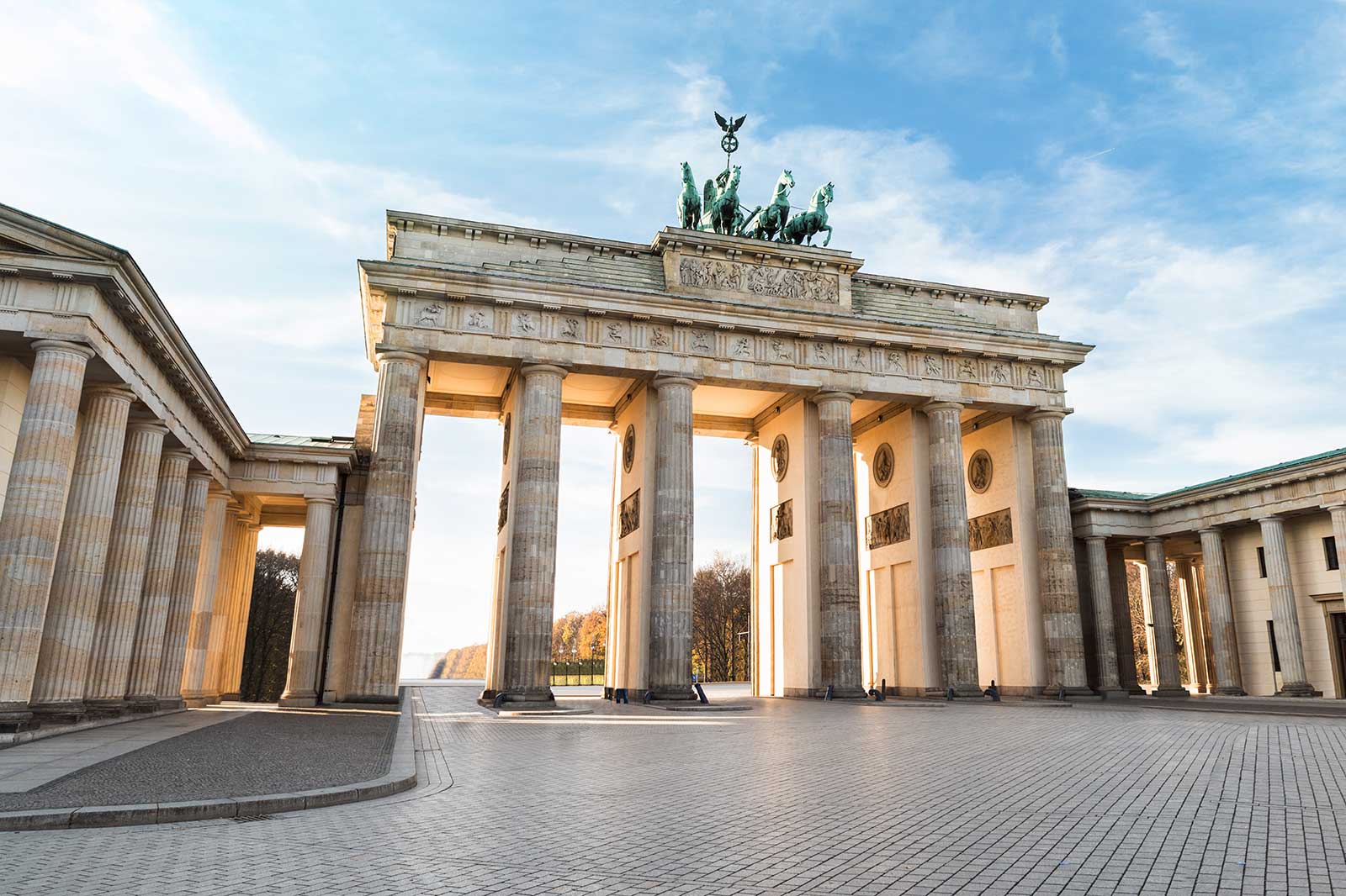 Spreebogen از دروازه براندنبورگ تا یادبود هولوکاست - The Spreebogen from Brandenburg Gate to the Holocaust Memorial