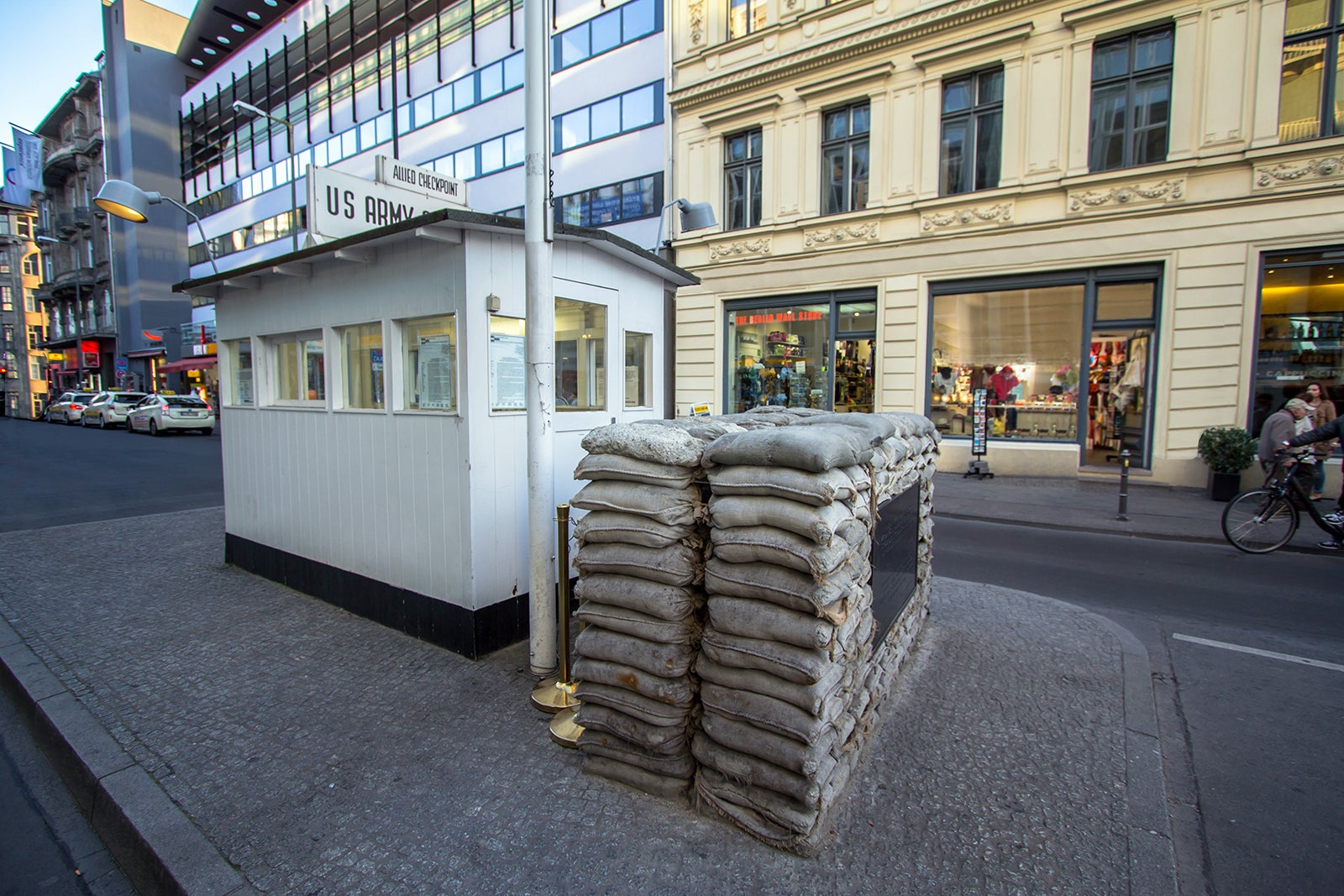 ایست بازرسی چارلی - Checkpoint Charlie