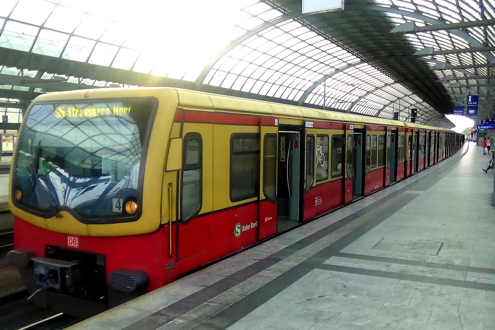 استفاده از S-Bahn برای رفتن از فرودگاه - Using the S-Bahn to get from the airport