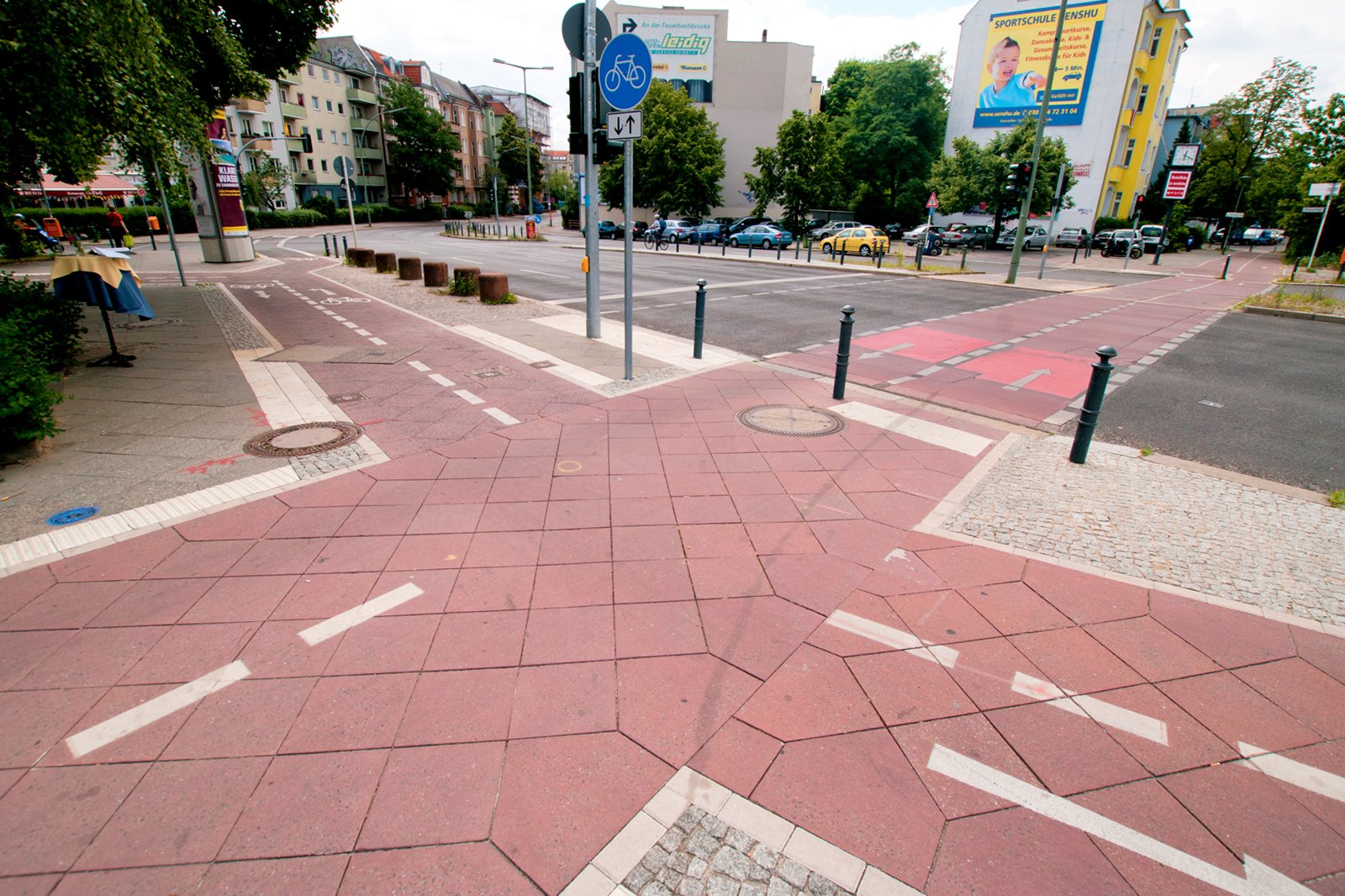 پیاده روی در مسیر دوچرخه سواری - Walking in the cycle lane