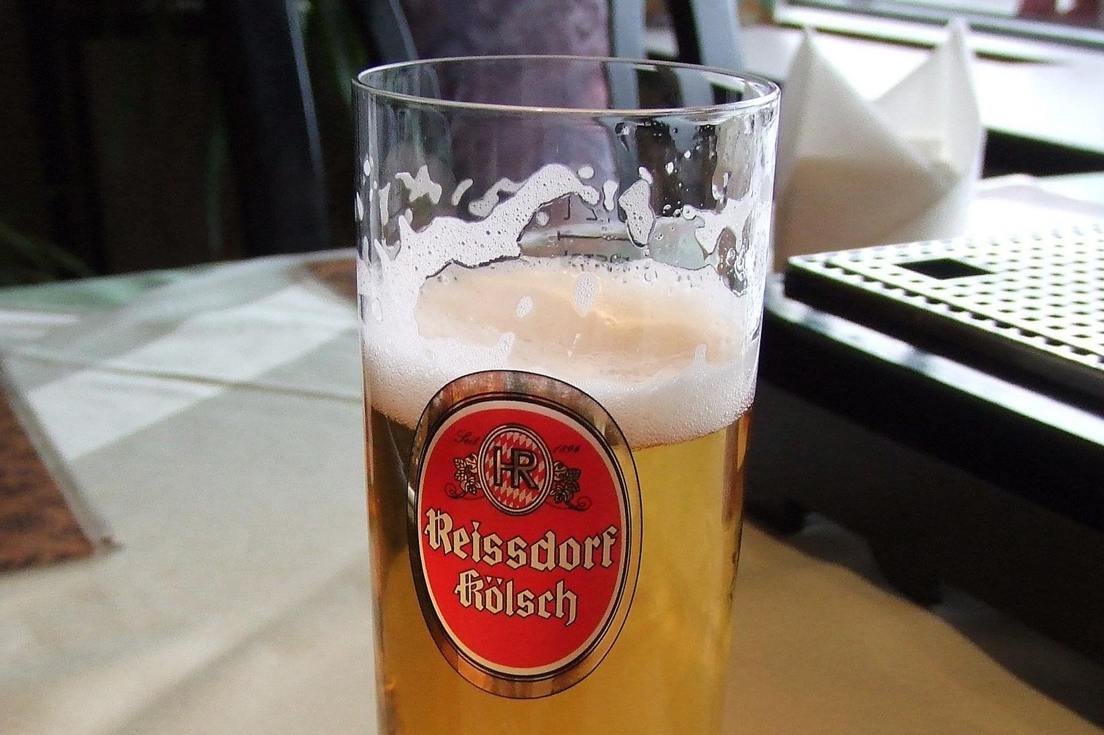 یک لیوان کولش در باغ آبجو - A glass of Kölsch in a beer garden