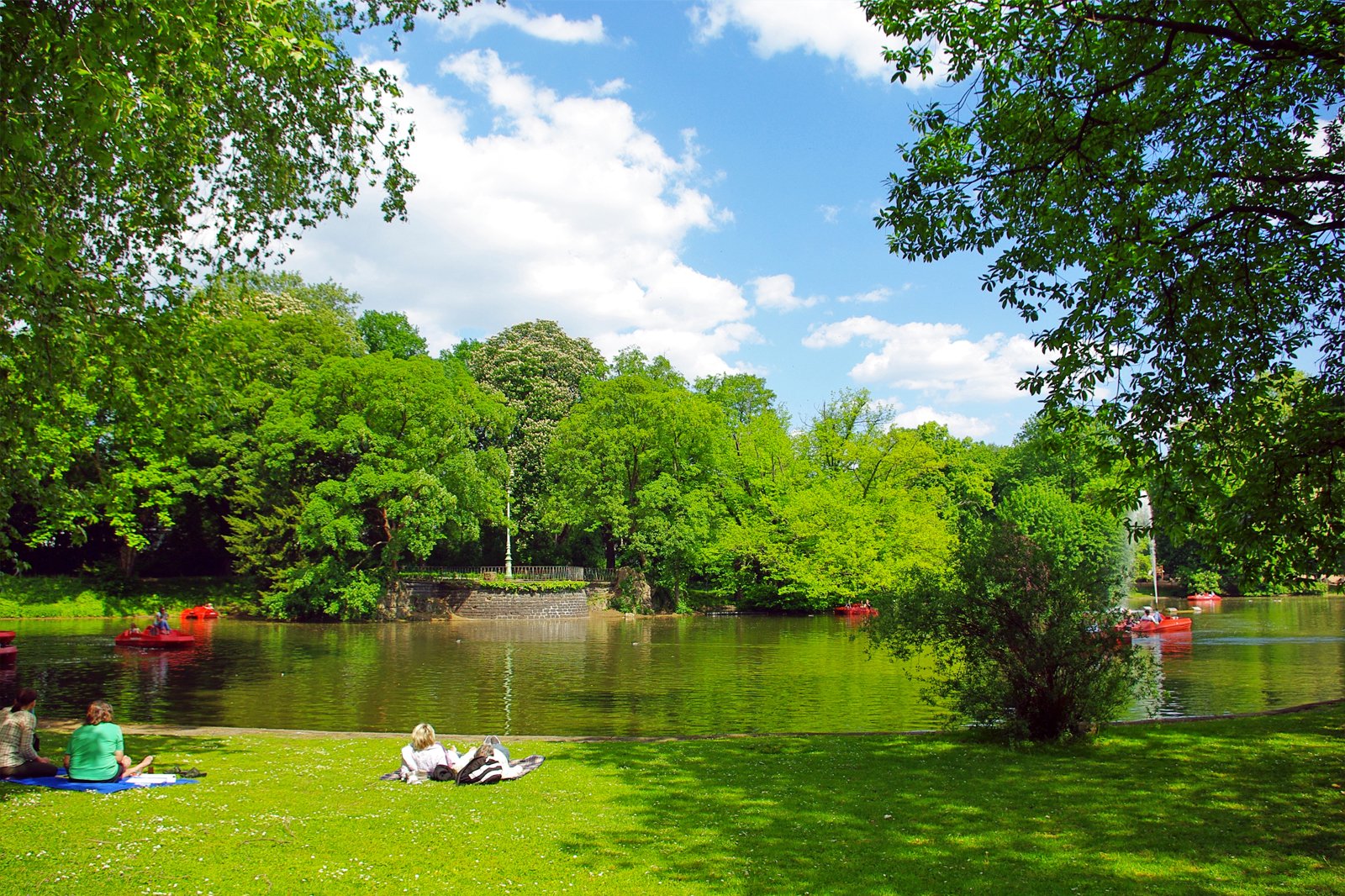 قایق سواری با پدال در Volksgarten - Pedal boating in Volksgarten