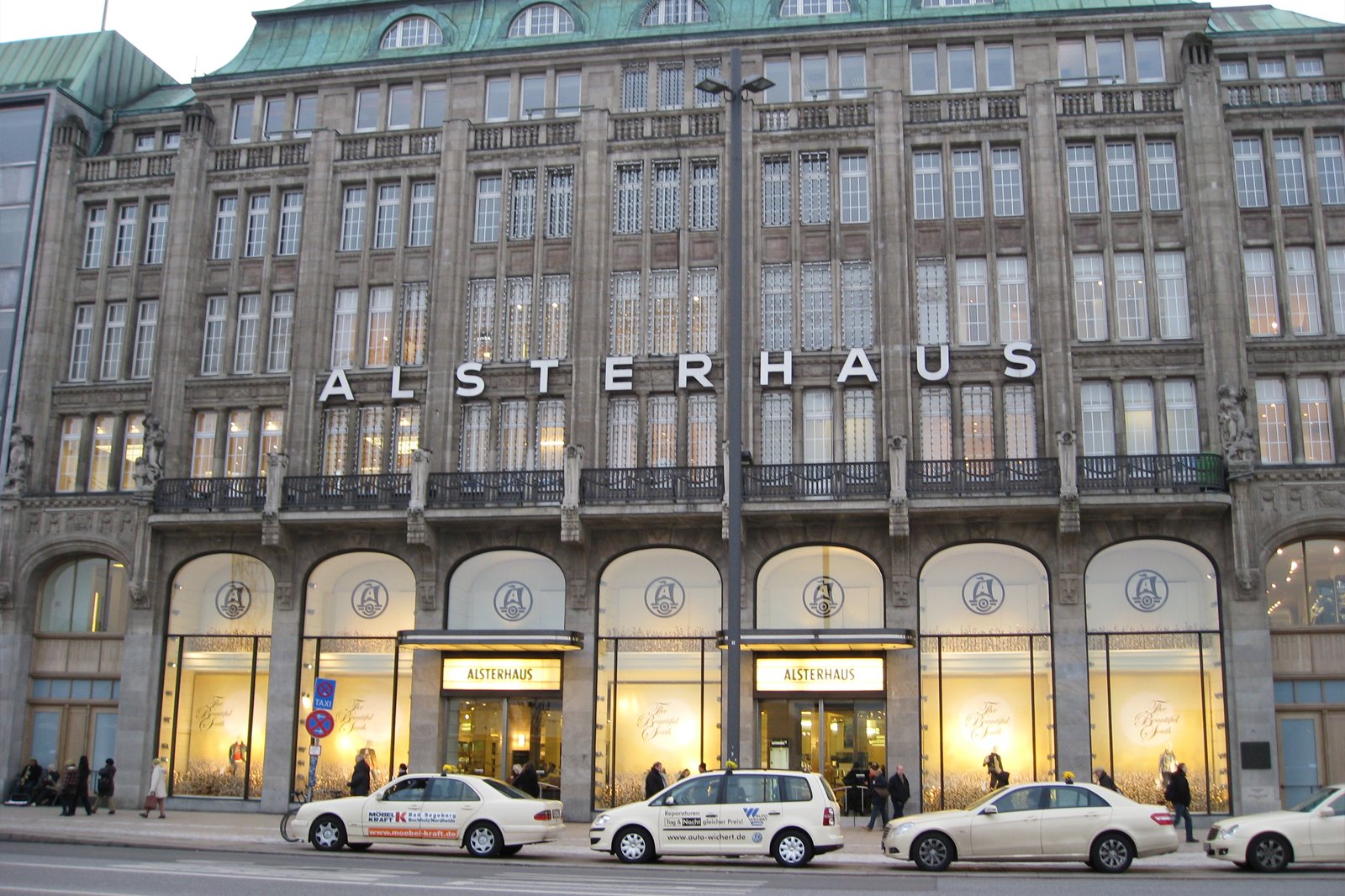 خرید مناسب خانواده در آلسترهاوس - Family-friendly shopping at Alsterhaus