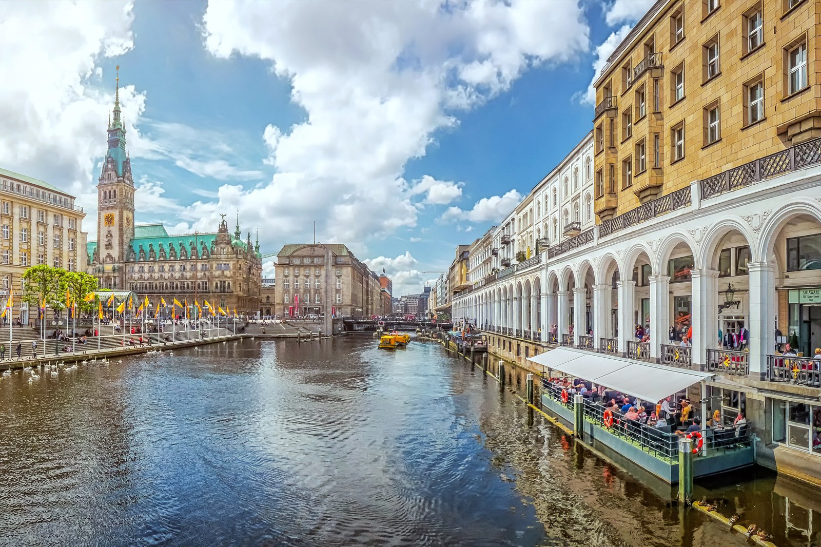 قدم زدن در زیر Arcades Alster - Strolling underneath Alster Arcades