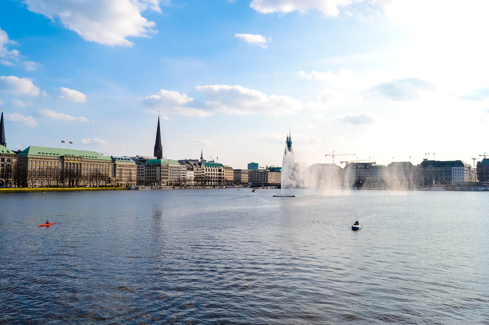 قایق سواری در دریاچه آلستر - Boat rides on Alster Lake