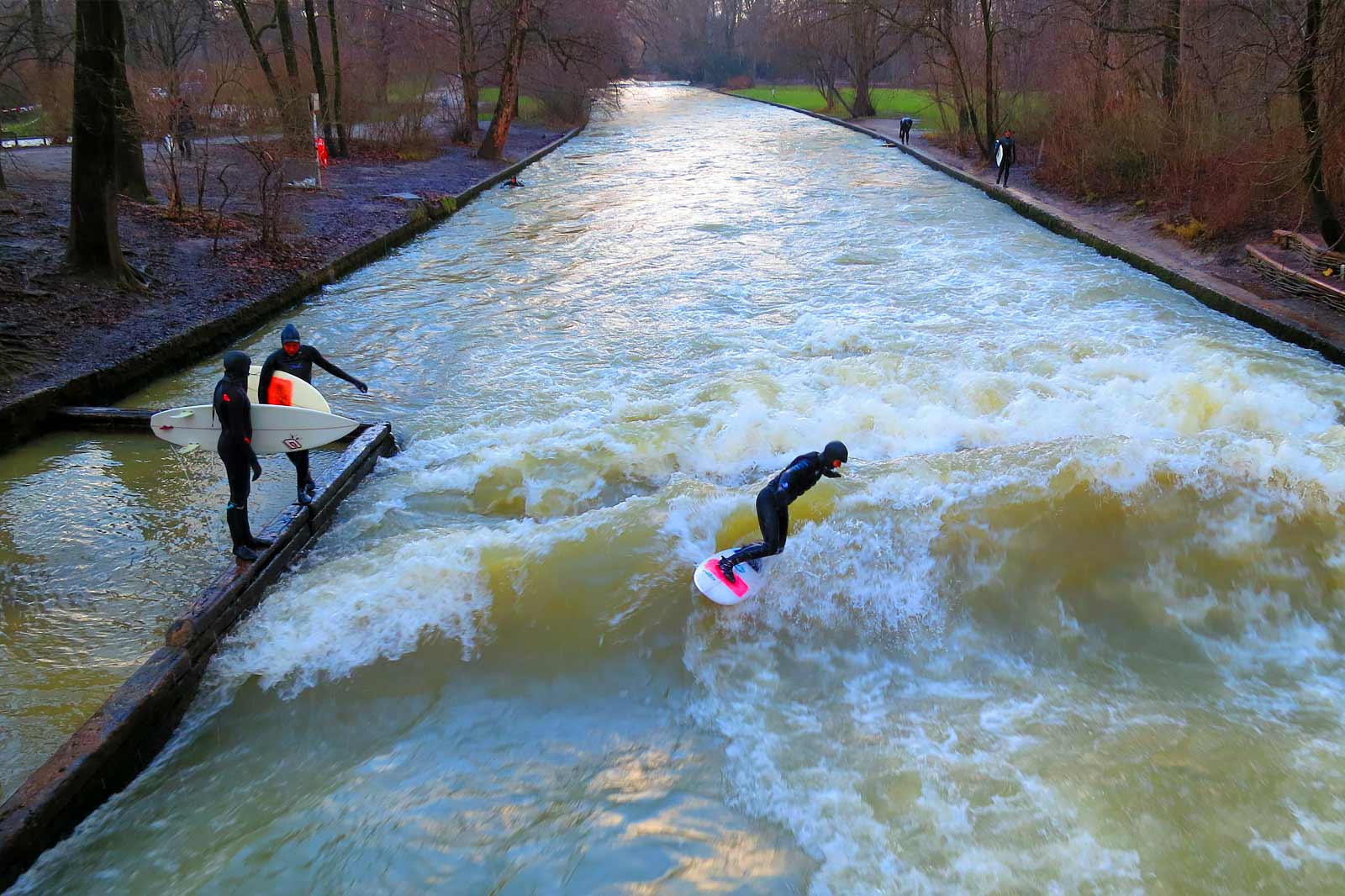 موج‌سواری در رودخانه در Eisbachwelle - River surfing at Eisbachwelle