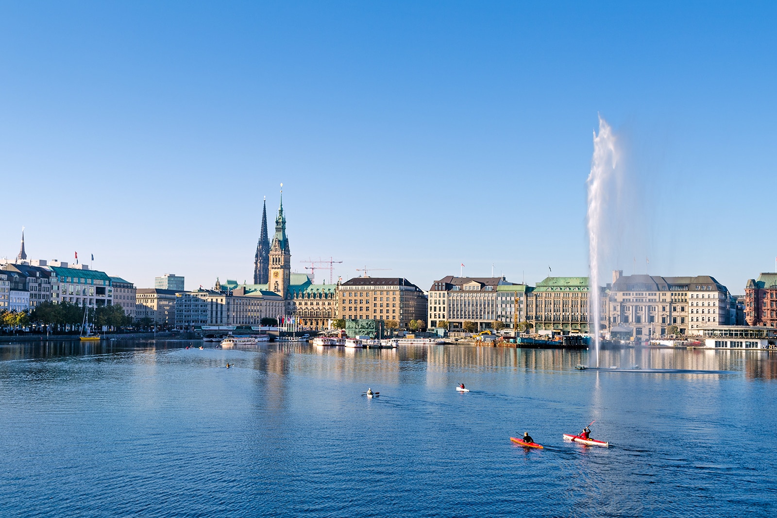 قایق پارویی در دریاچه آلستر - Paddleboat rides on Lake Alster