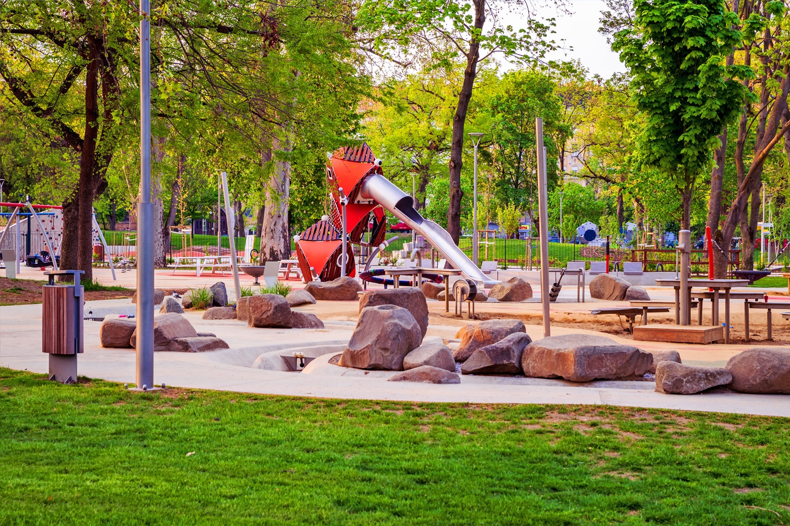 به زمین های بازی در پارک شهر بروید - Hit the playgrounds at the City Park