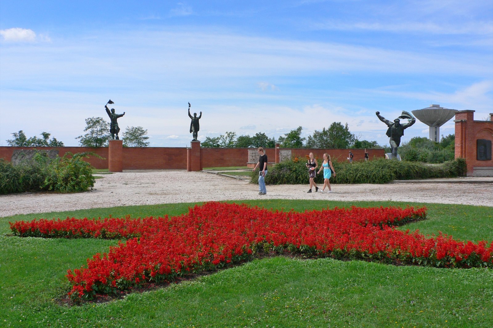 چهره به چهره با مجسمه های سوسیالیستی در پارک ممنتو - Face to face with socialist statues in Memento Park