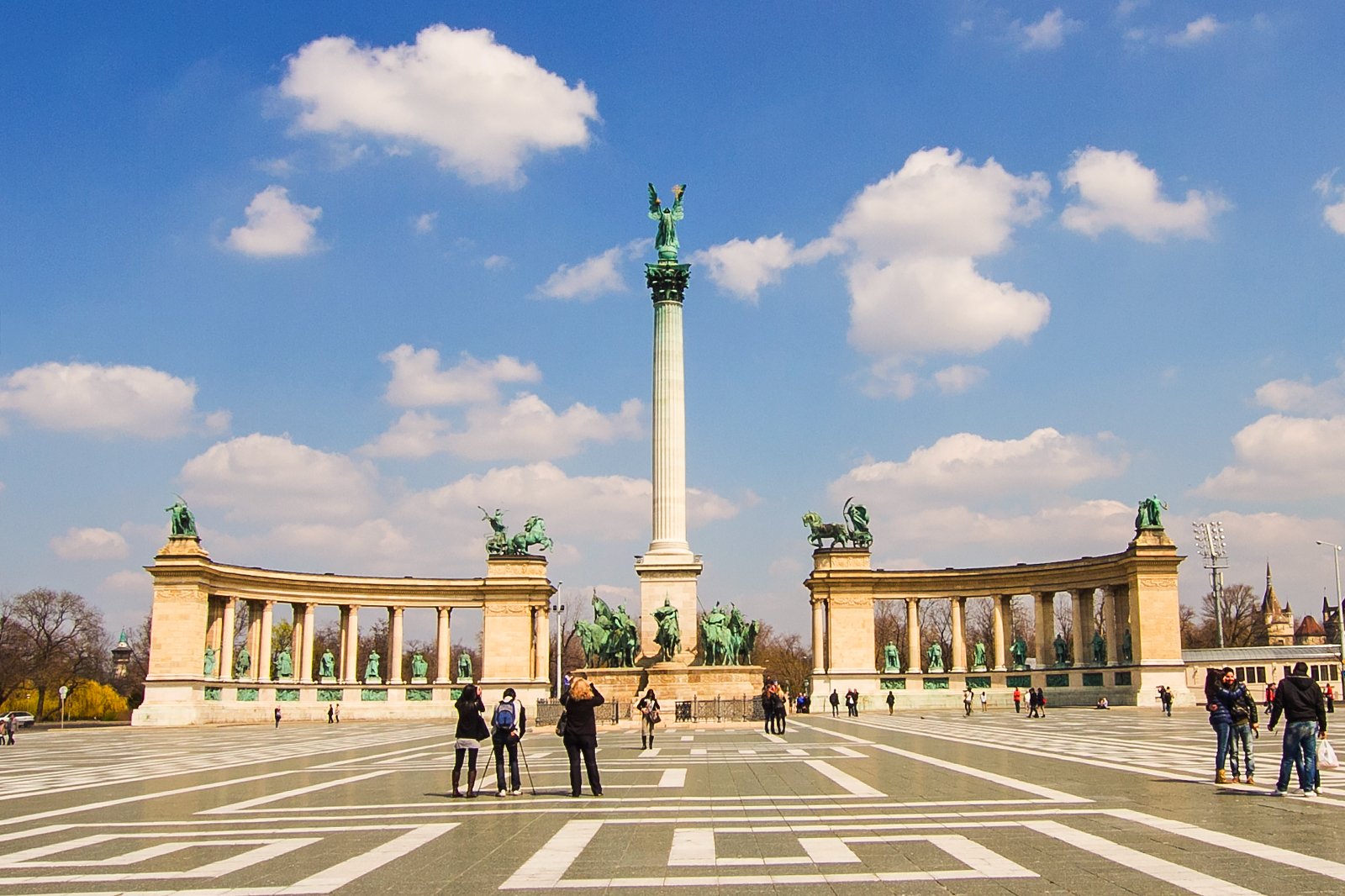 ادای احترام در میدان قهرمانان - Paying your respects in Heroes Square