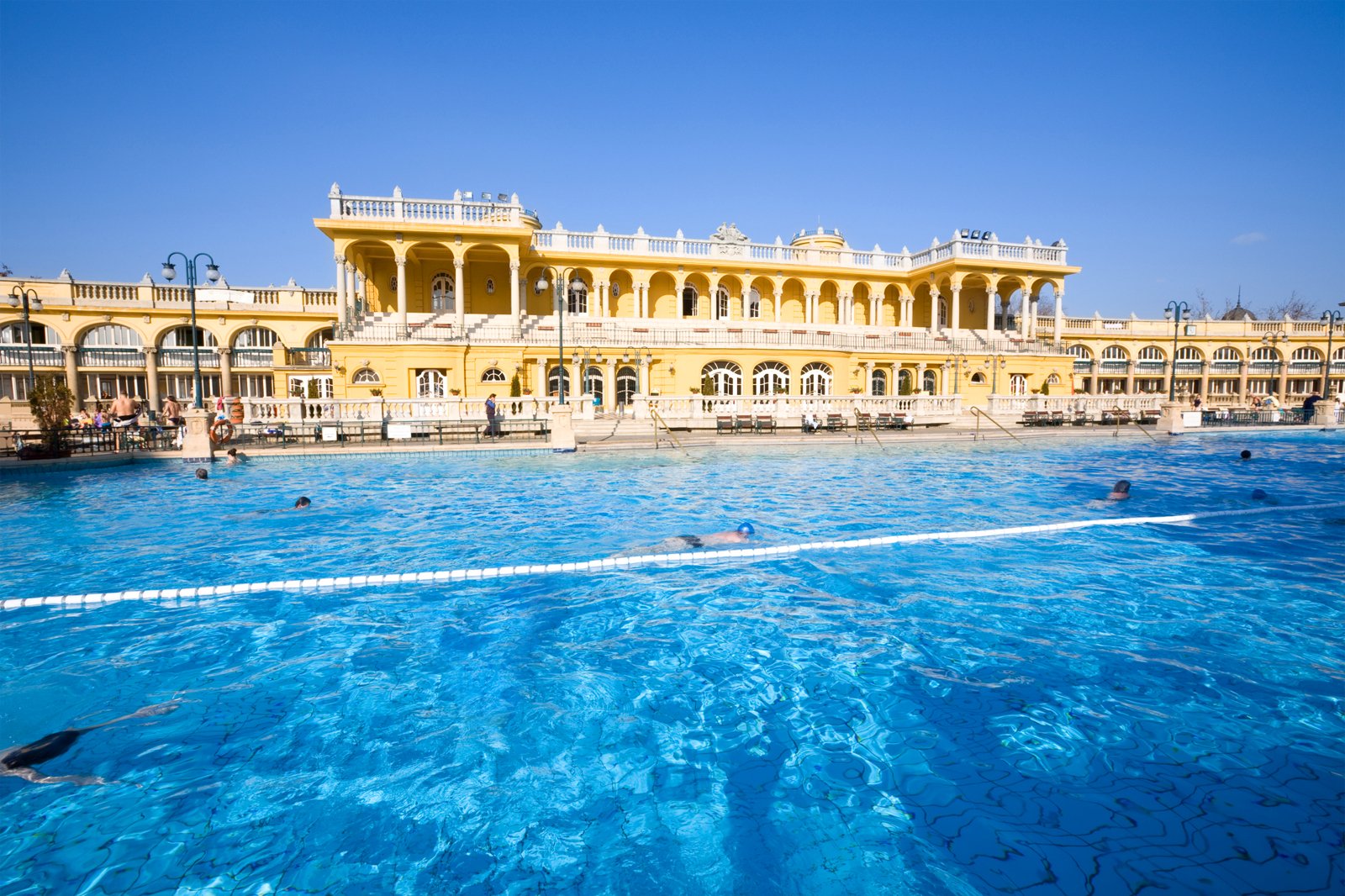 غوطه ور شدن تاریخ در حمام های حرارتی Széchenyi - Soaking up history at Széchenyi thermal baths