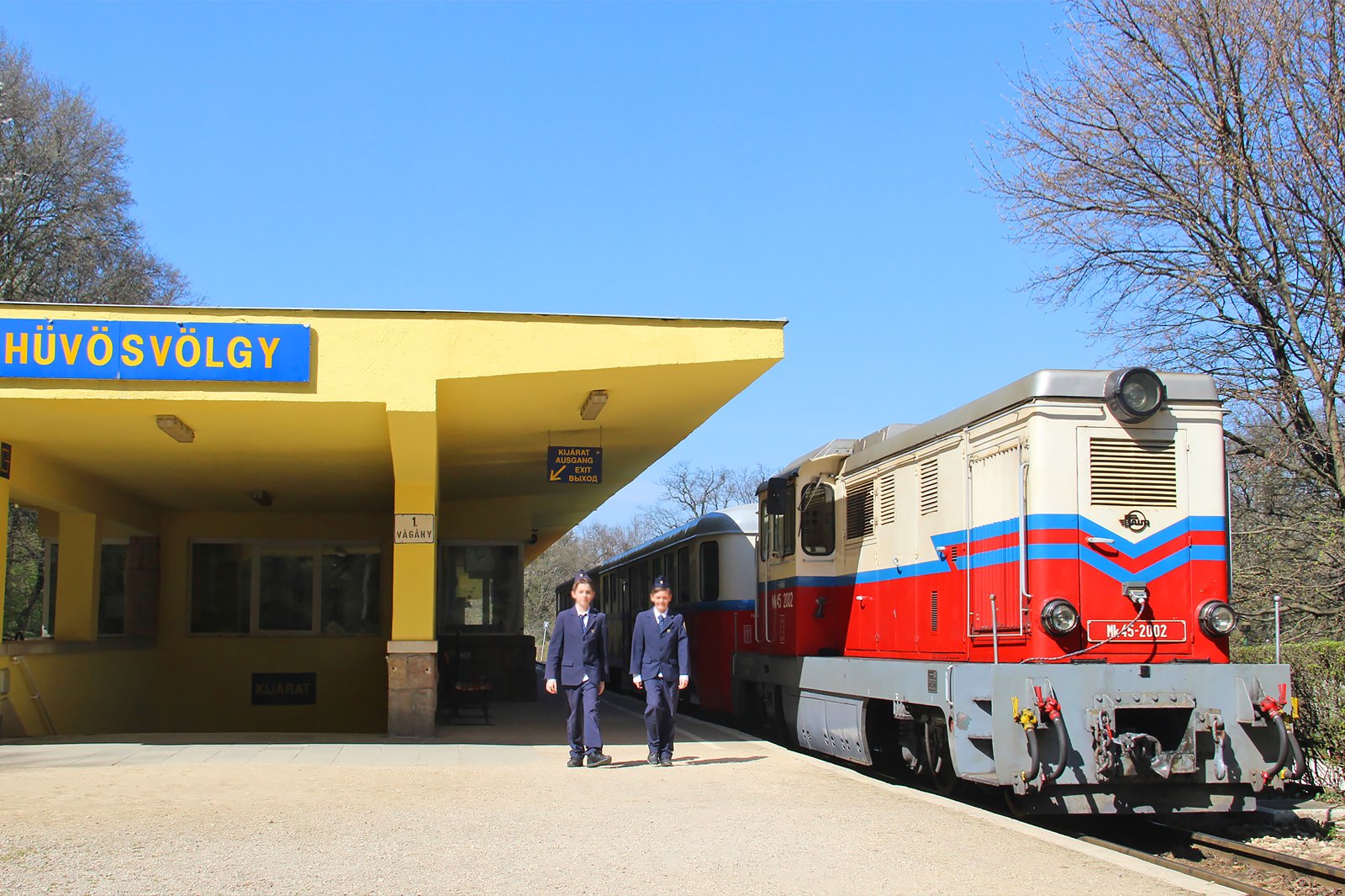 از تپه های بودا در راه آهن کودکان عبور کنید - Traverse the Buda Hills on the Children’s Railway