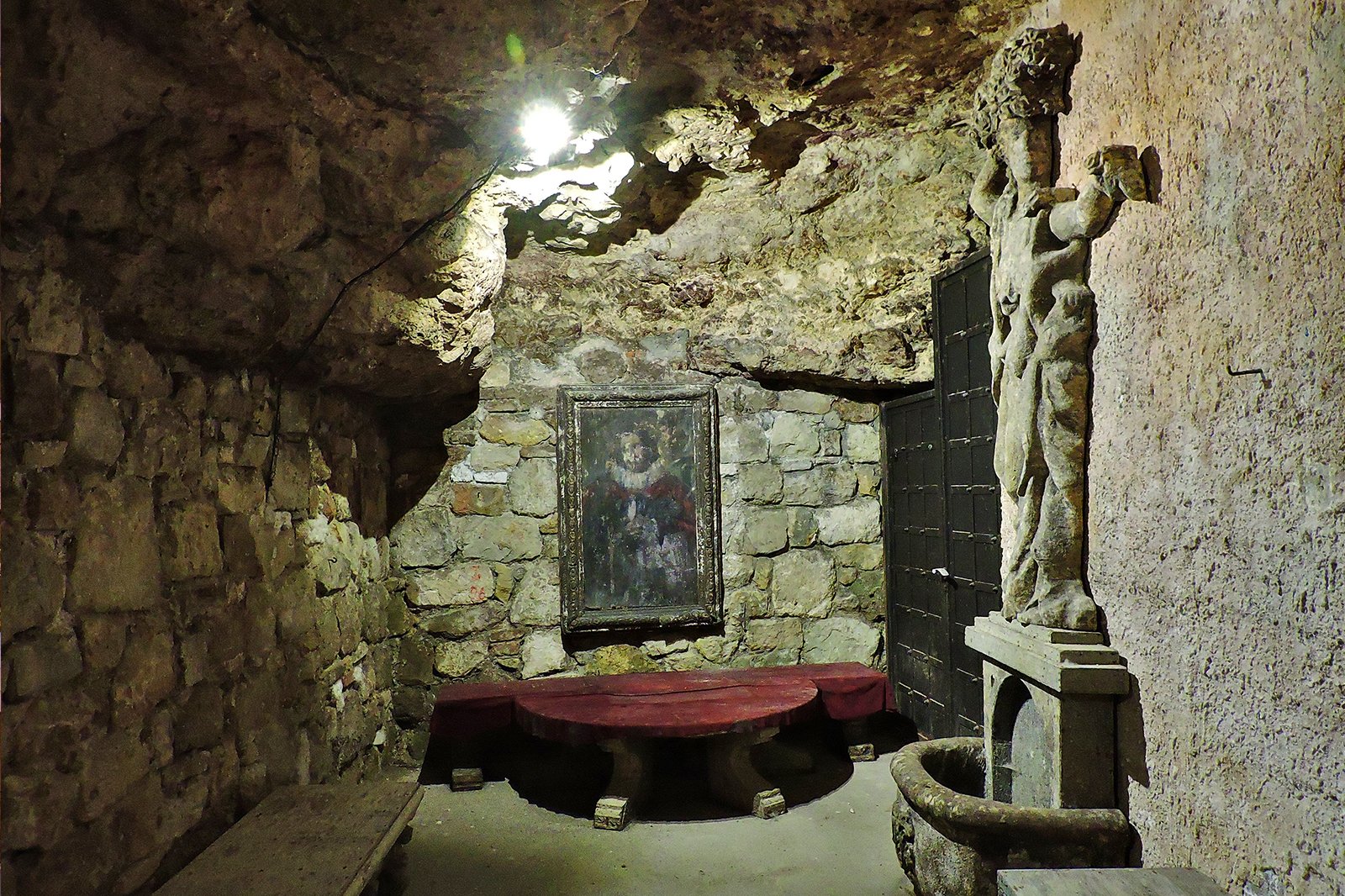 هزارتوی قلعه بودا - Buda Castle Labyrinth