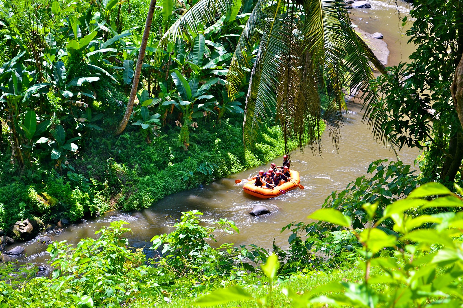 قایق سواری رودخانه در امتداد رودخانه آیونگ - River rafting along Ayung River