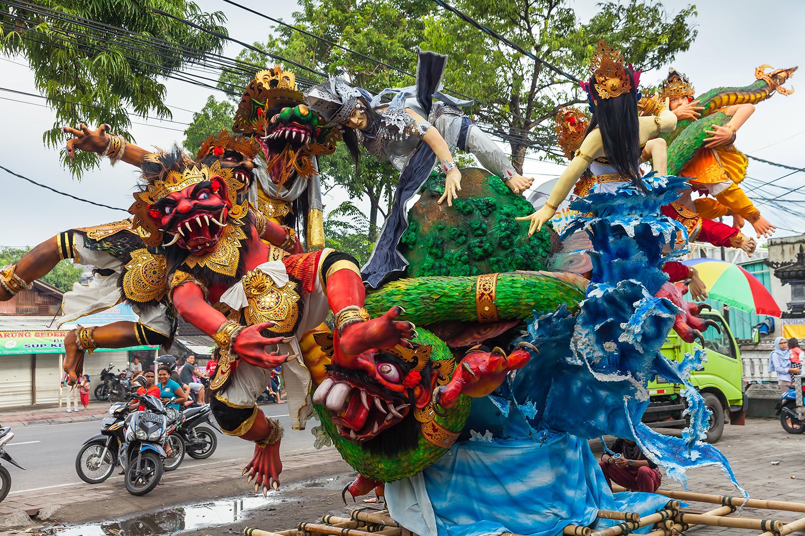 رژه غول ها را در شب نایپی ببینید - See the parade of giants on Nyepi Eve