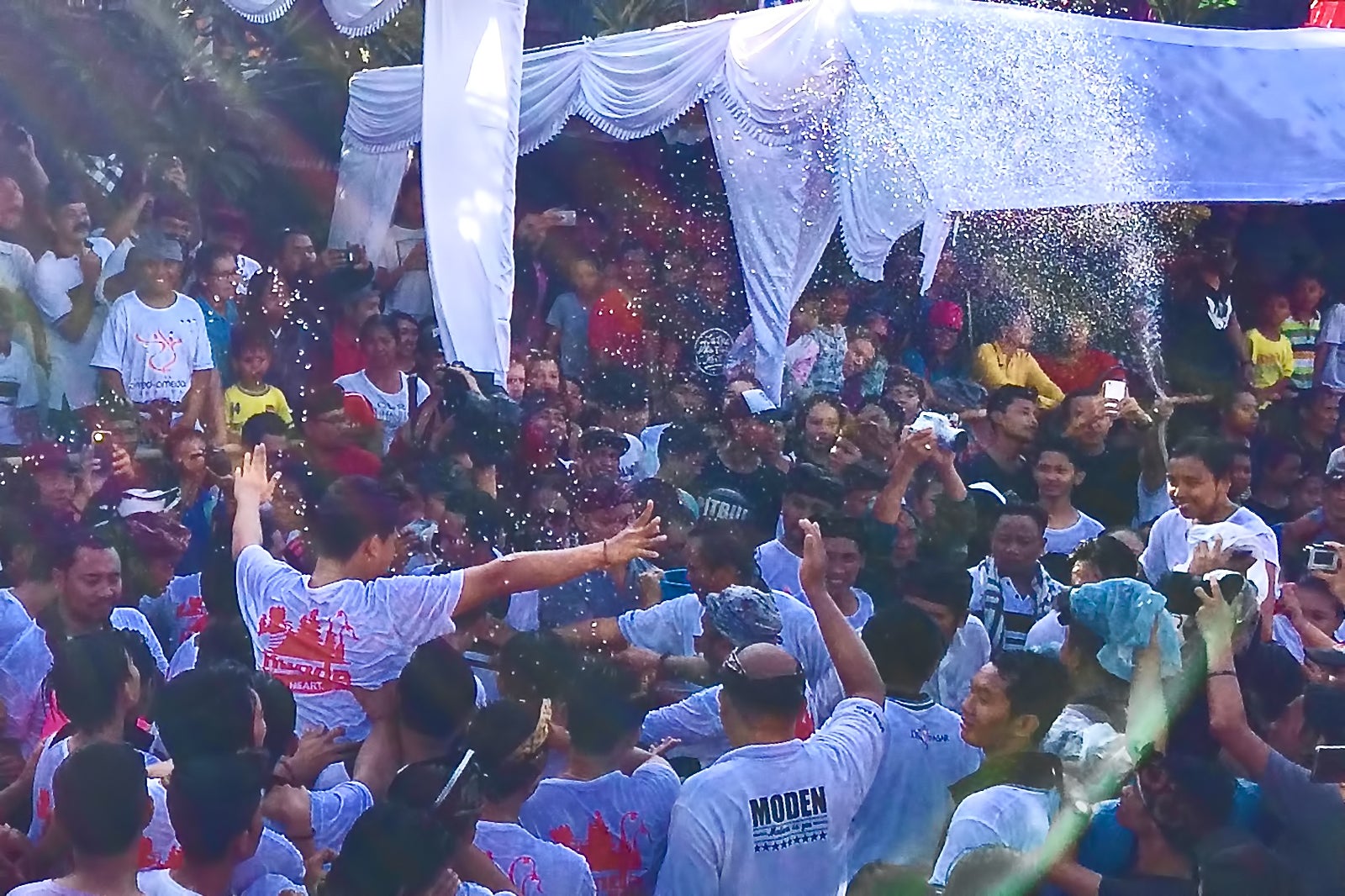 پس از نایپی، جشنواره ای را در سستان تماشا کنید - Watch a smooching festival in Sesetan after Nyepi