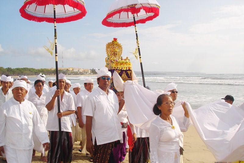 صفوف ملاستی منتهی به نایپی را تماشا کنید - Watch the Melasti processions leading up to Nyepi