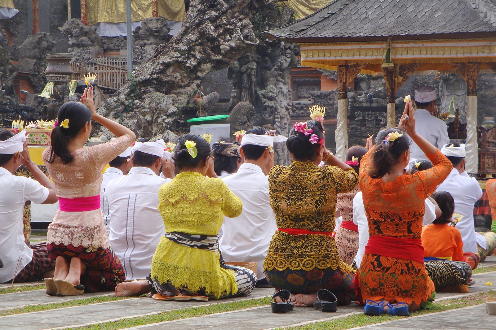 توسط یک کشیش بالیایی یا شفا دهنده معنوی برکت بگیرید - Get blessed by a Balinese priest or spiritual healer