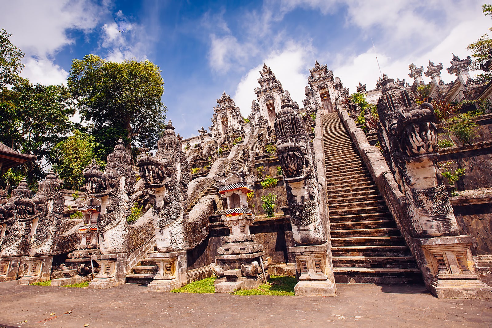 معبد لمپویانگ - Lempuyang Temple