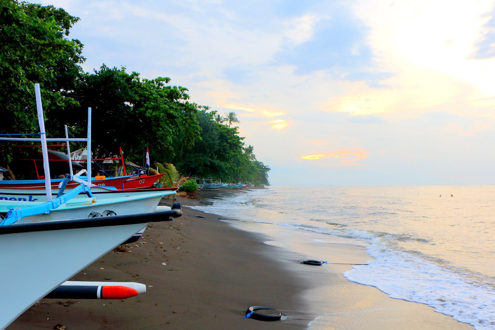 ساحل لووینا - Lovina Beach