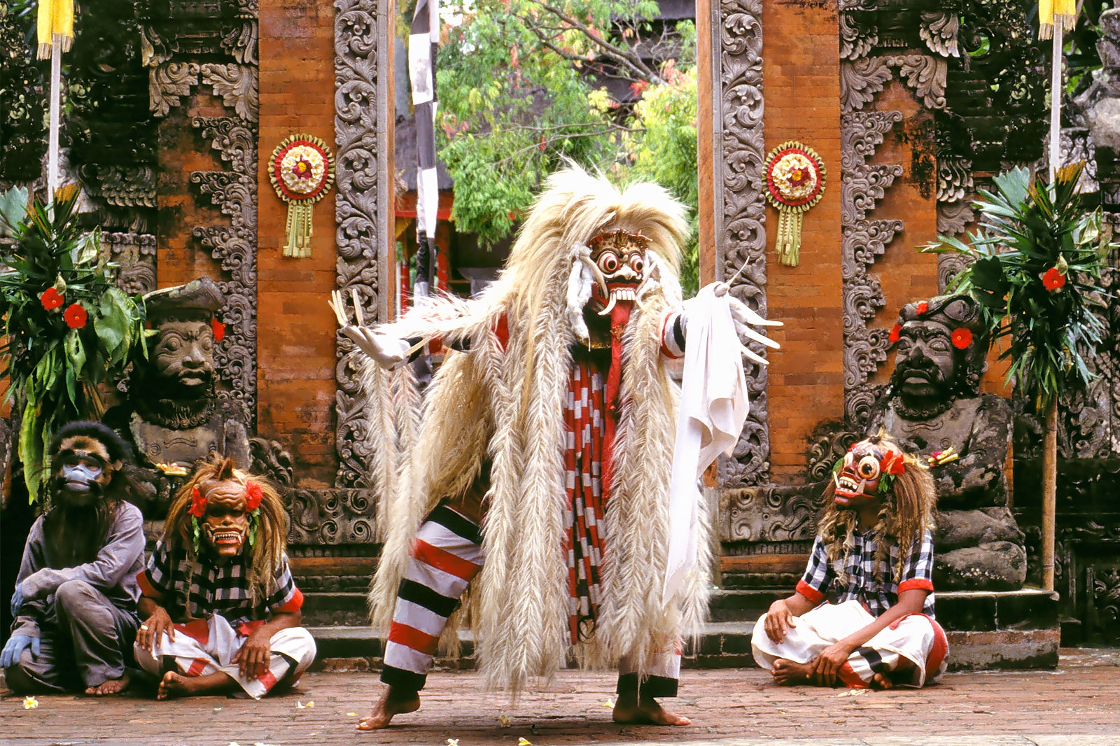 بارونگ و کریس می رقصند - Barong and Kris dance