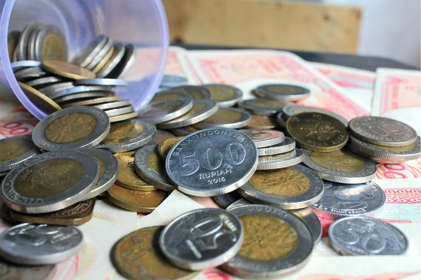 قبل از سفر بیش از حد روپیه را تبادل کنید - Exchanging too much Rupiah before your trip