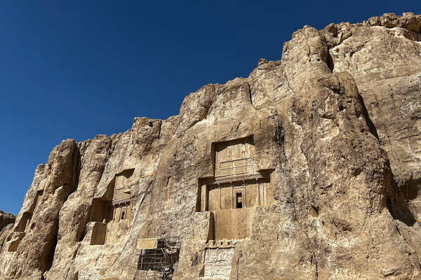 2. نقش رستم: - 2. Naqsh-e Rustam: