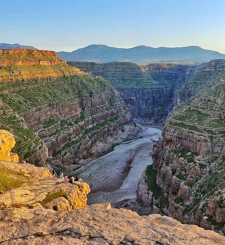 بررسی دره خزینه: زیبایی‌ها و جذابیت‌ها - A look at the treasure valley