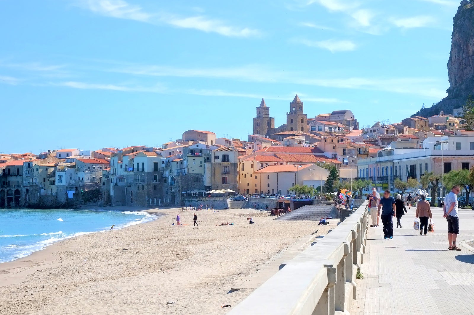 در خیابان‌های سفالی سفالو حرکت کنید - Navigate the streets of idyllic Cefalu