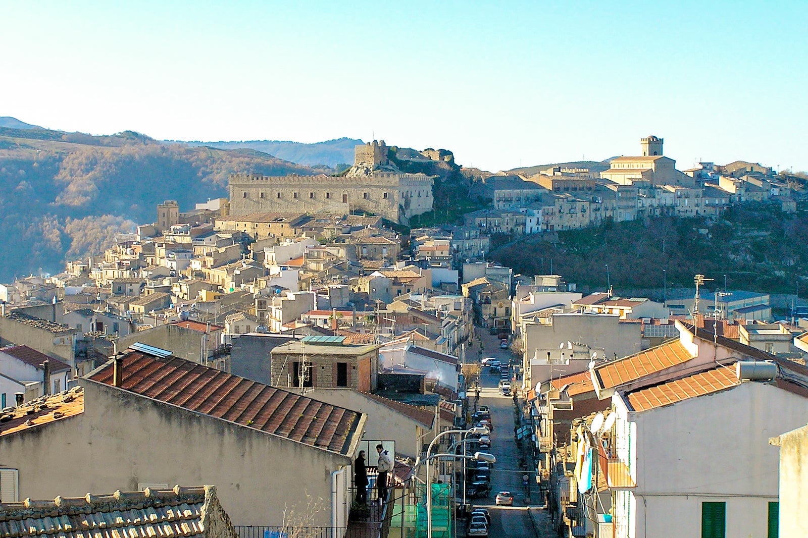 در Montalbano Elicona به گذشته سفر کنید - Take a trip back in time at Montalbano Elicona