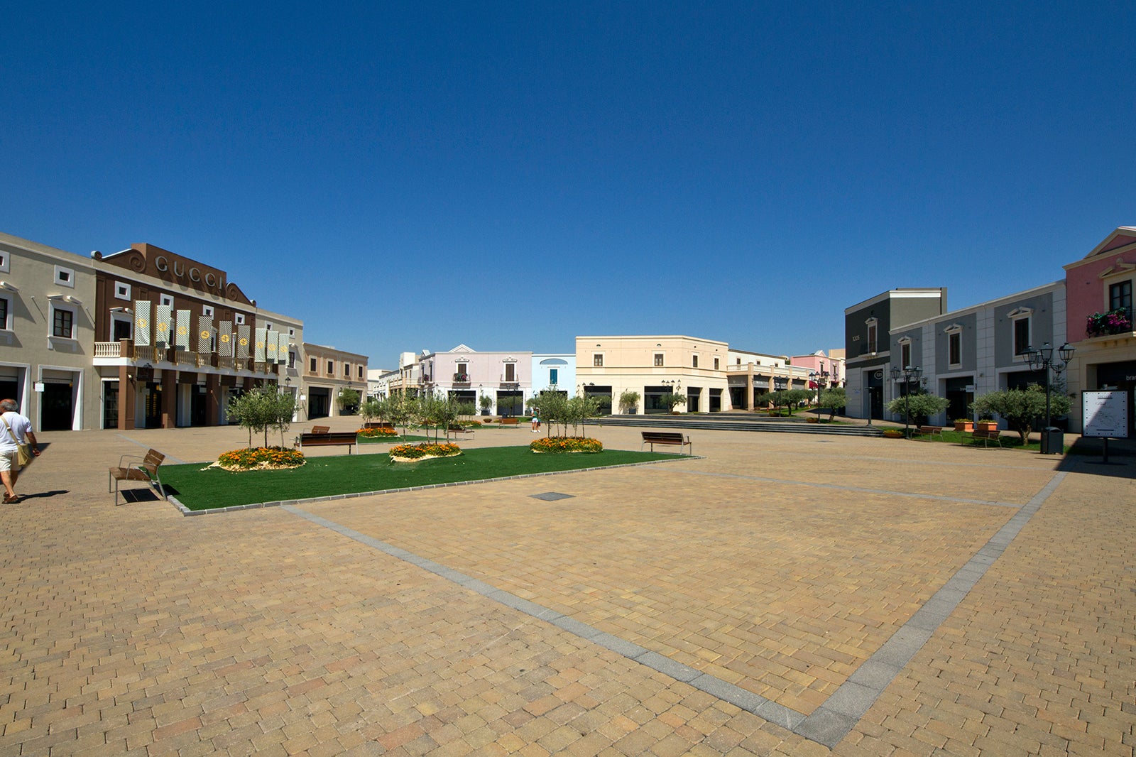 دهکده سیسیلیا اوتلت، آگیرا - Sicilia Outlet Village, Agira